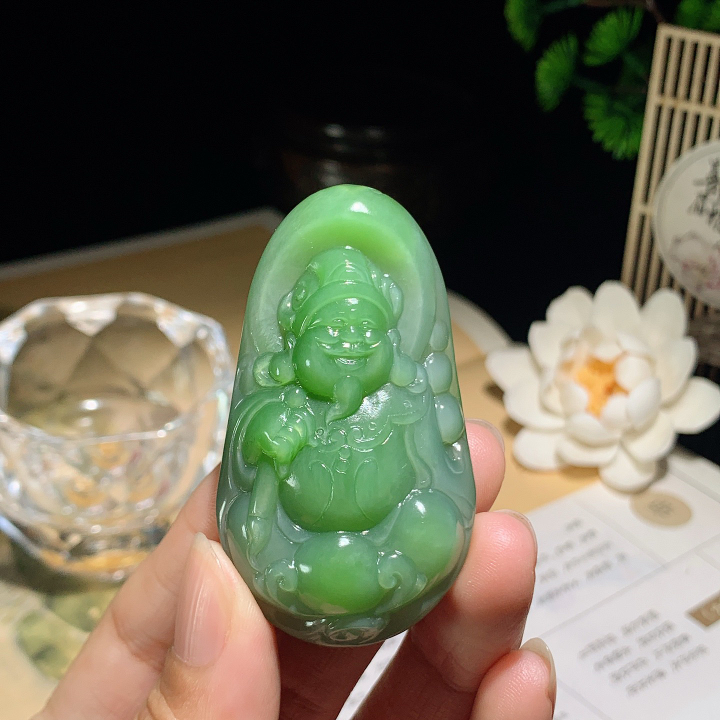 和田玉阳绿俄罗斯碧玉财神挂件 尺寸58/33/14重36.5克，玉质细腻油润 底色纯净 脂粉好，品质好！lt260330