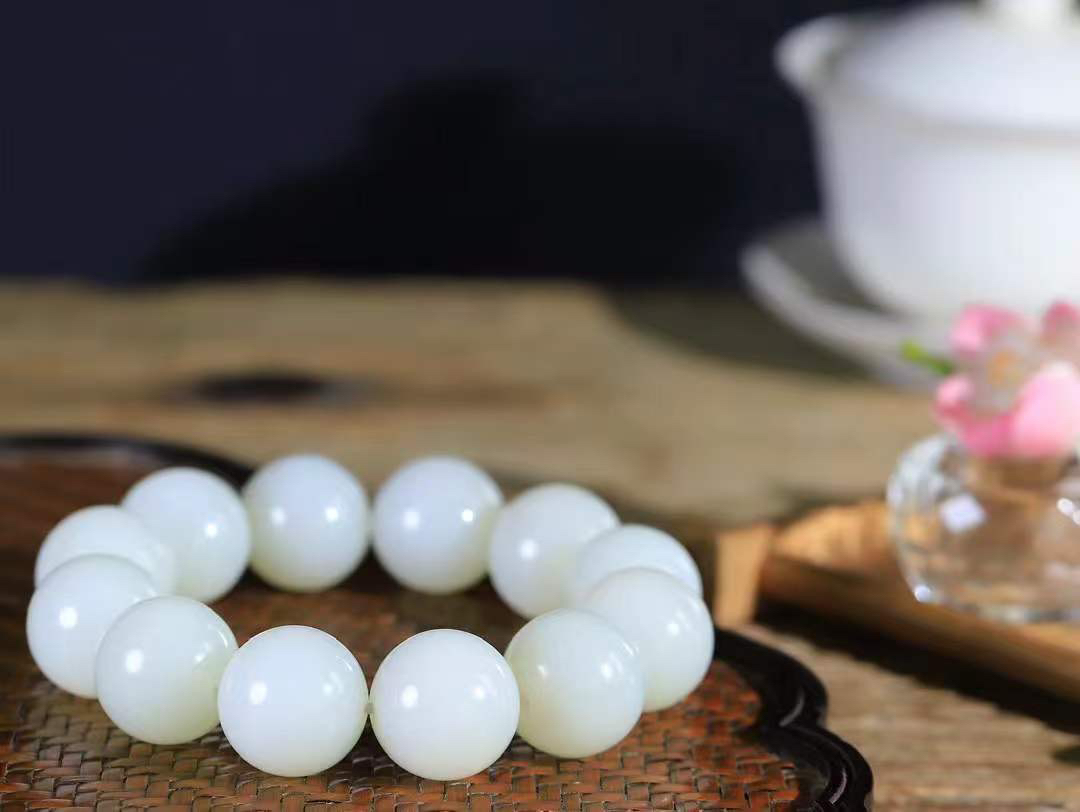 【珠圆玉润.手串】

精品️和田玉白玉珠圆玉润手串 玉质温润细腻  整串打磨圆润，佩戴舒适。珠珠落