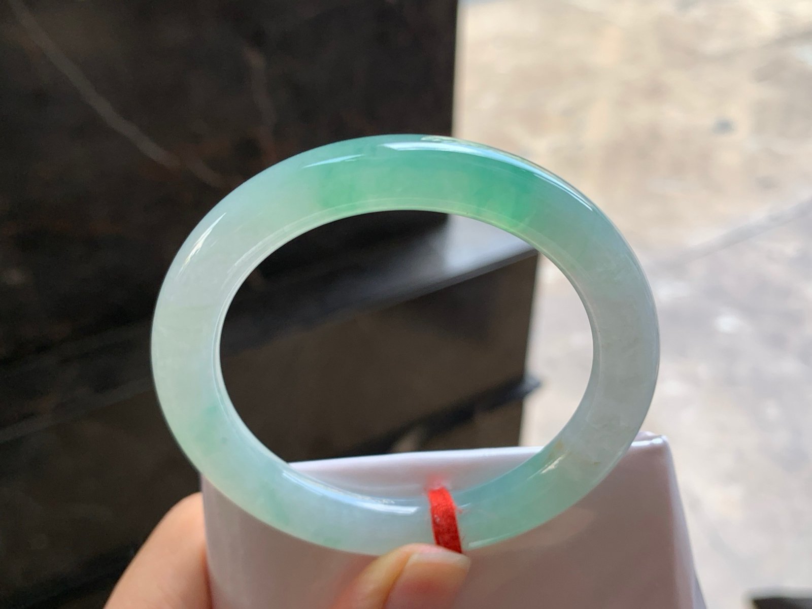 52-9

晴绿圆条手镯^_^色阳 水润