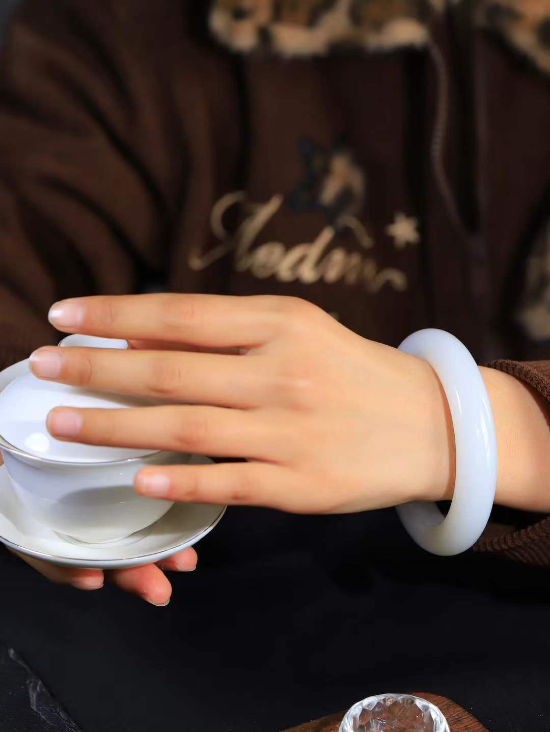 【柔情素语·手镯】

精品和田玉白玉手镯，玉质细腻温润，手感舒适，️线条流畅，简约大气，美自