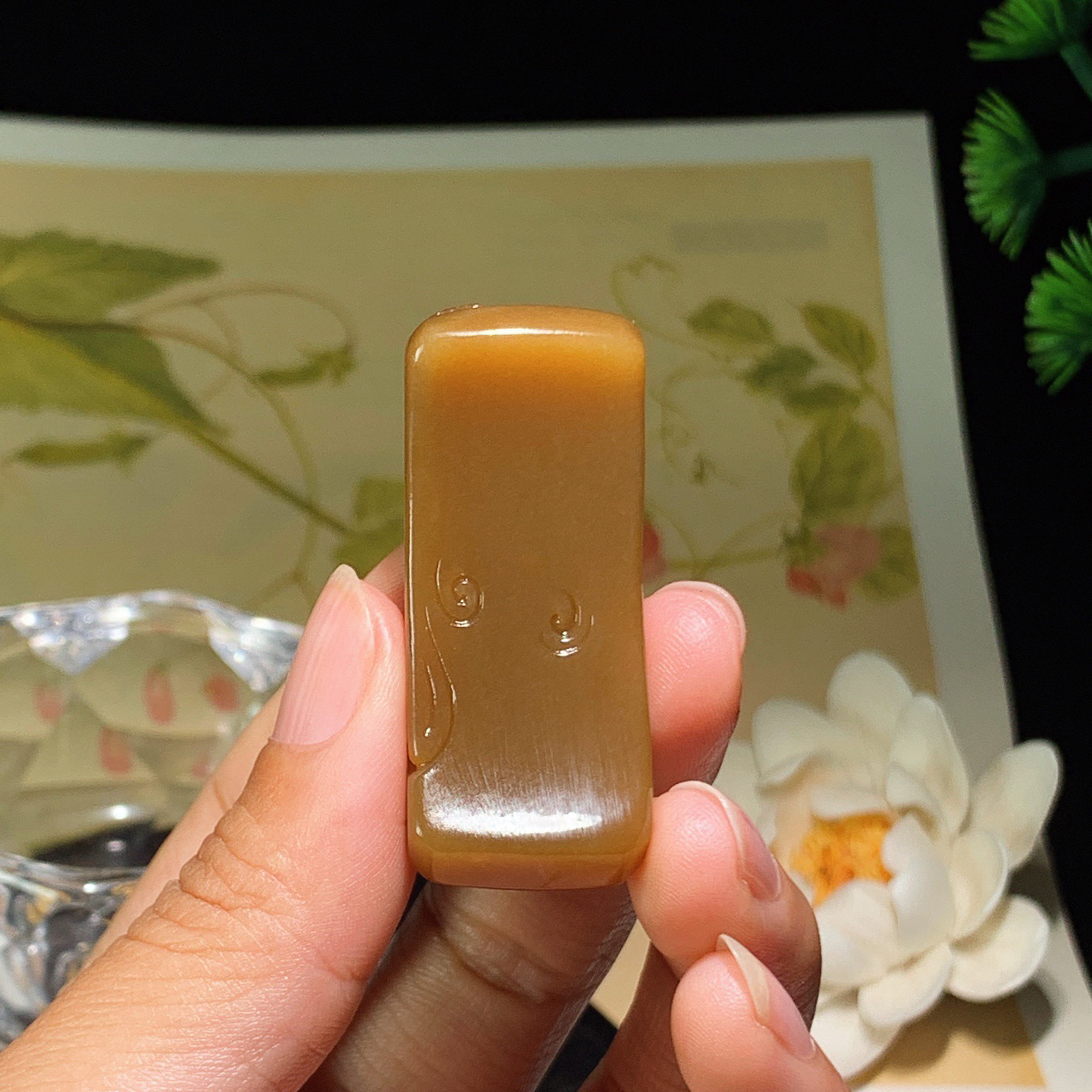 新疆和田玉且末糖花开富贵手牌 尺寸46/19/13重24.5克，玉质细腻油润 底色纯净 脂粉好，品质好！lt260330