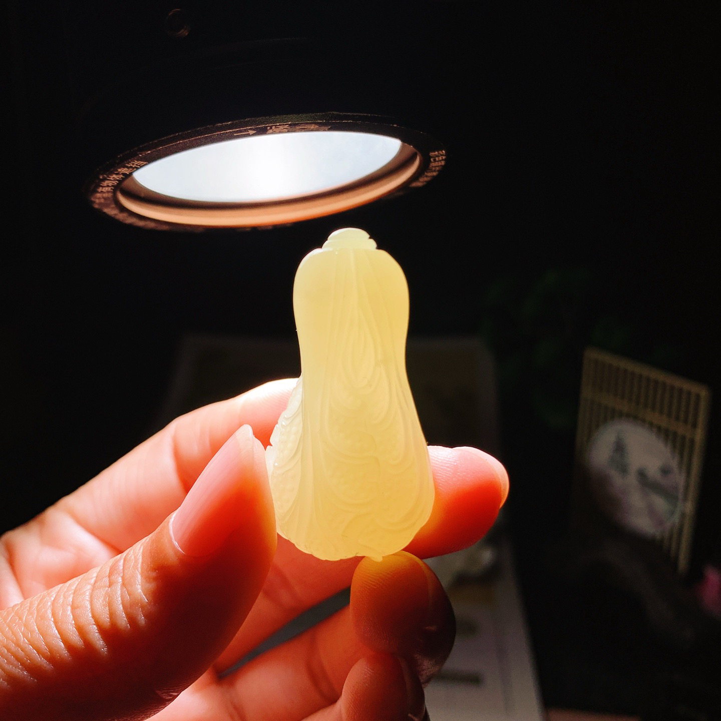 新疆和田玉若羌黄口料遇百财白菜挂件 尺寸39/20/18重19克，玉质细腻油润 底色纯净 脂粉好，品质好！lt260330