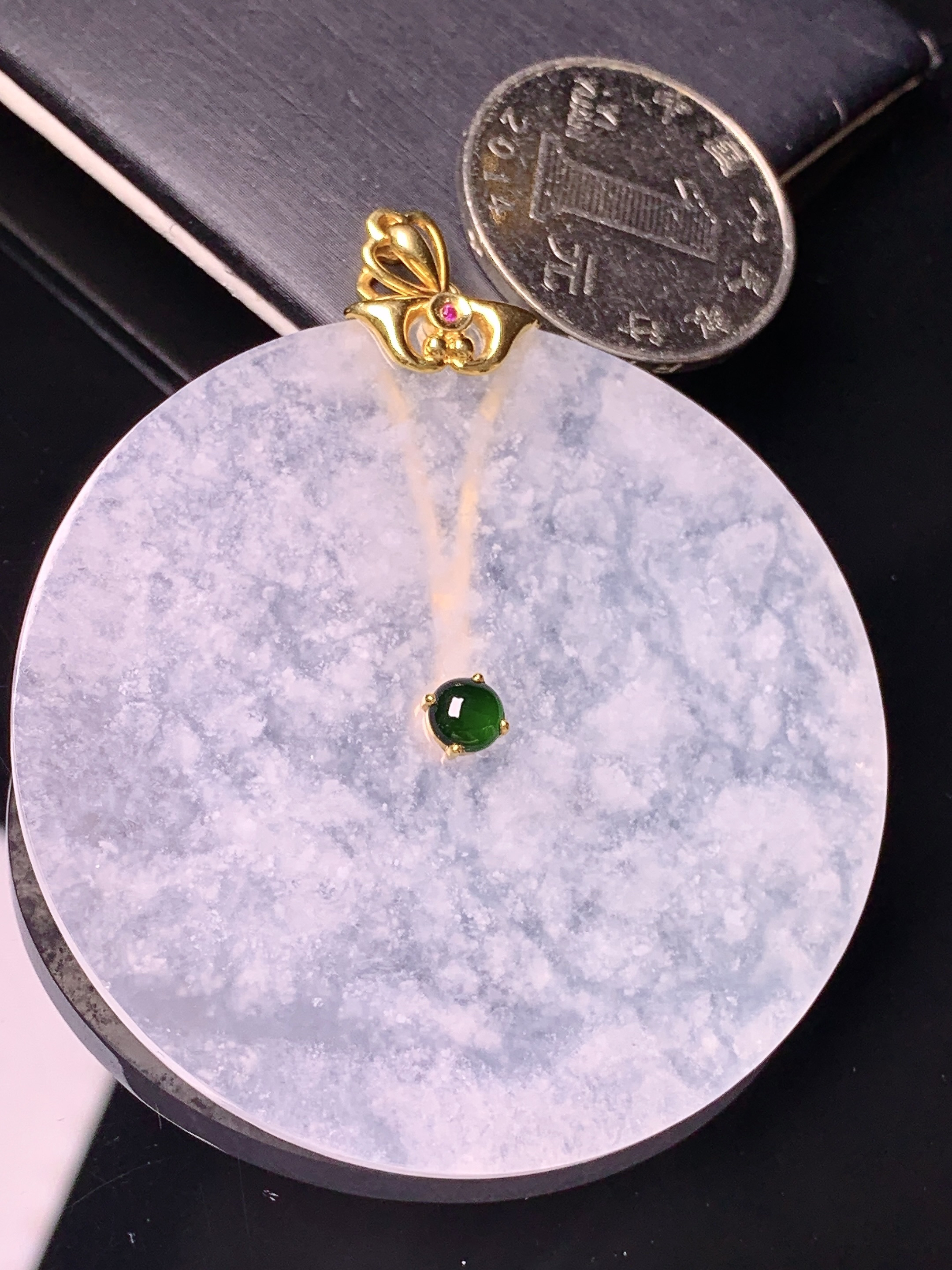 18k金镶嵌冰种雪花棉圆牌吊坠 玉质细腻 色泽艳丽清新 水润亮眼 整体尺寸61.6*54.3*3c1