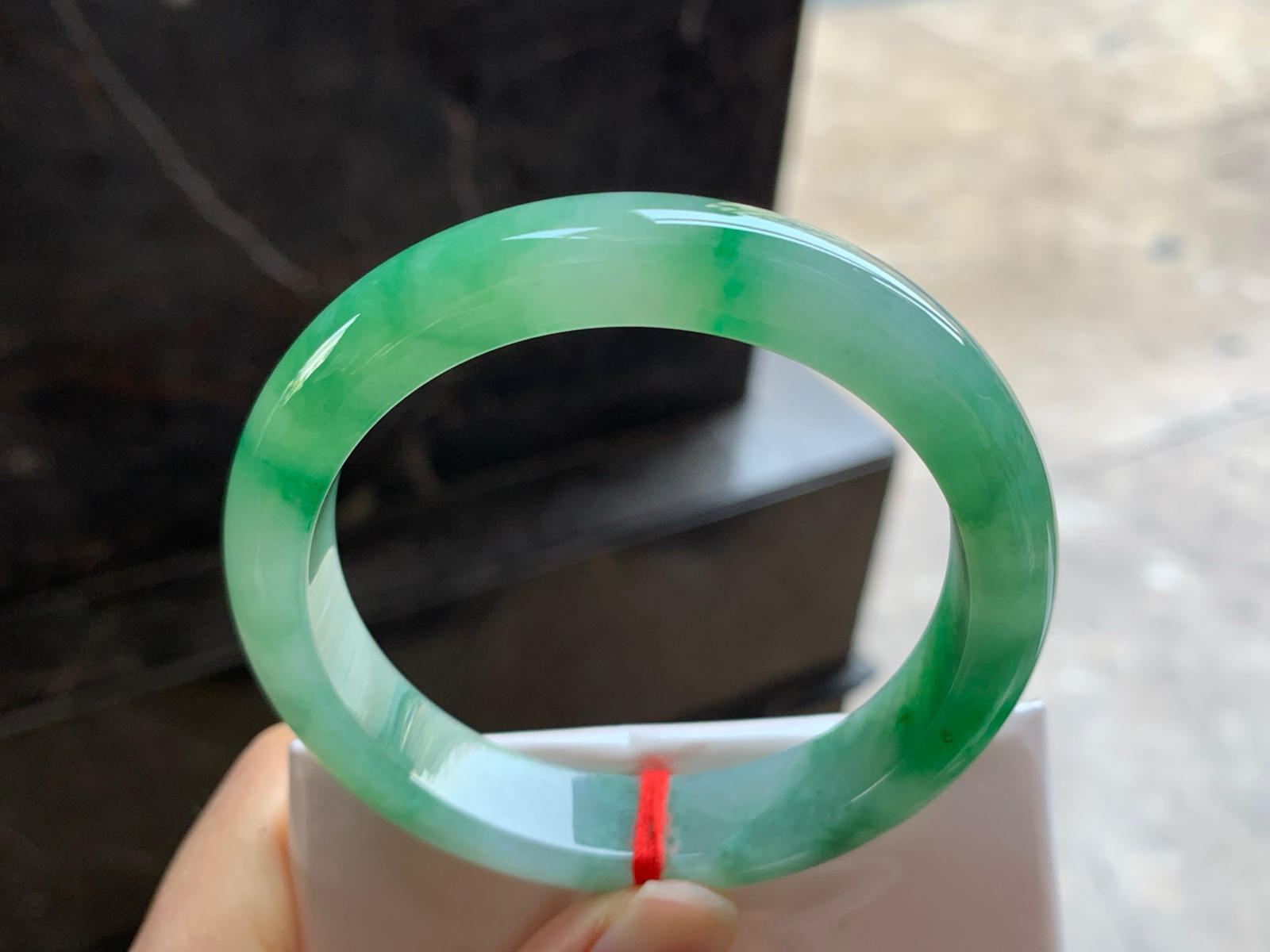 54-11.8-8.6

绿色手镯^_^鲜艳 玉质温润 起光