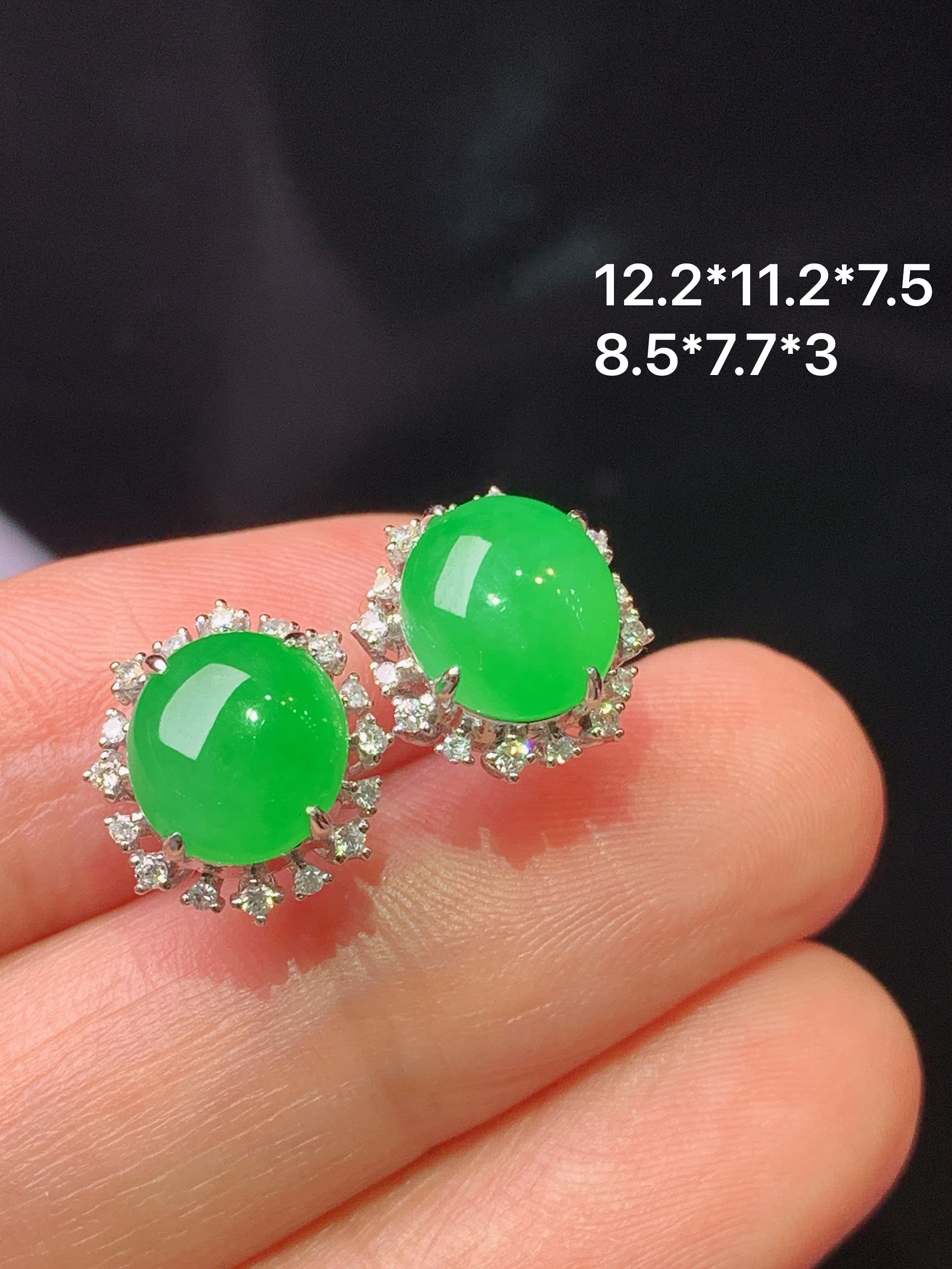 18k金钻镶嵌满绿蛋面耳钉 玉质细腻 色泽艳丽清新 水润亮眼 整体尺寸12.2*11.2*7.5f1