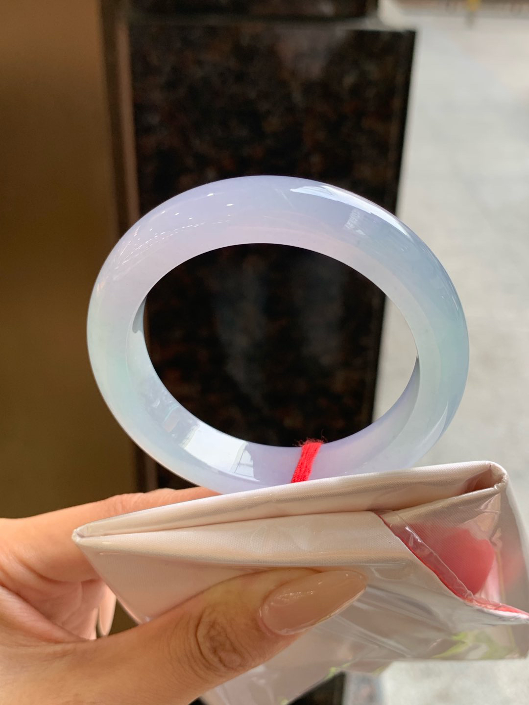 冰双彩正圈53-54可戴，翡翠冰种双彩正圈手镯，漂亮，种水极好，细腻水润，色泽清新淡雅，紫色唯美迷人，高贵优雅，自然光下不失色！