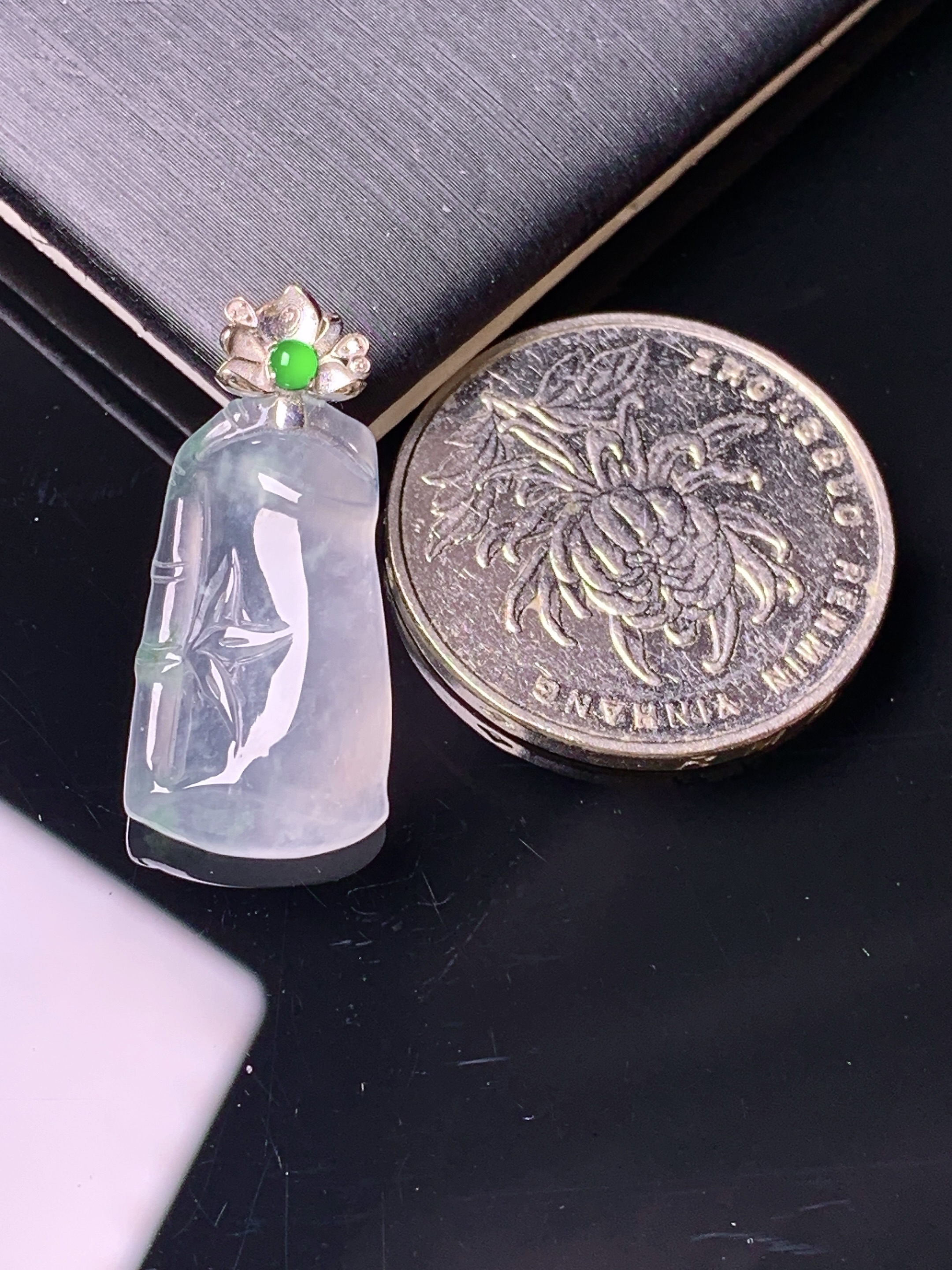 18k金镶嵌冰种竹节吊坠 玉质细腻 色泽艳丽清新 水润亮眼 整体尺寸26.6*12*5x5