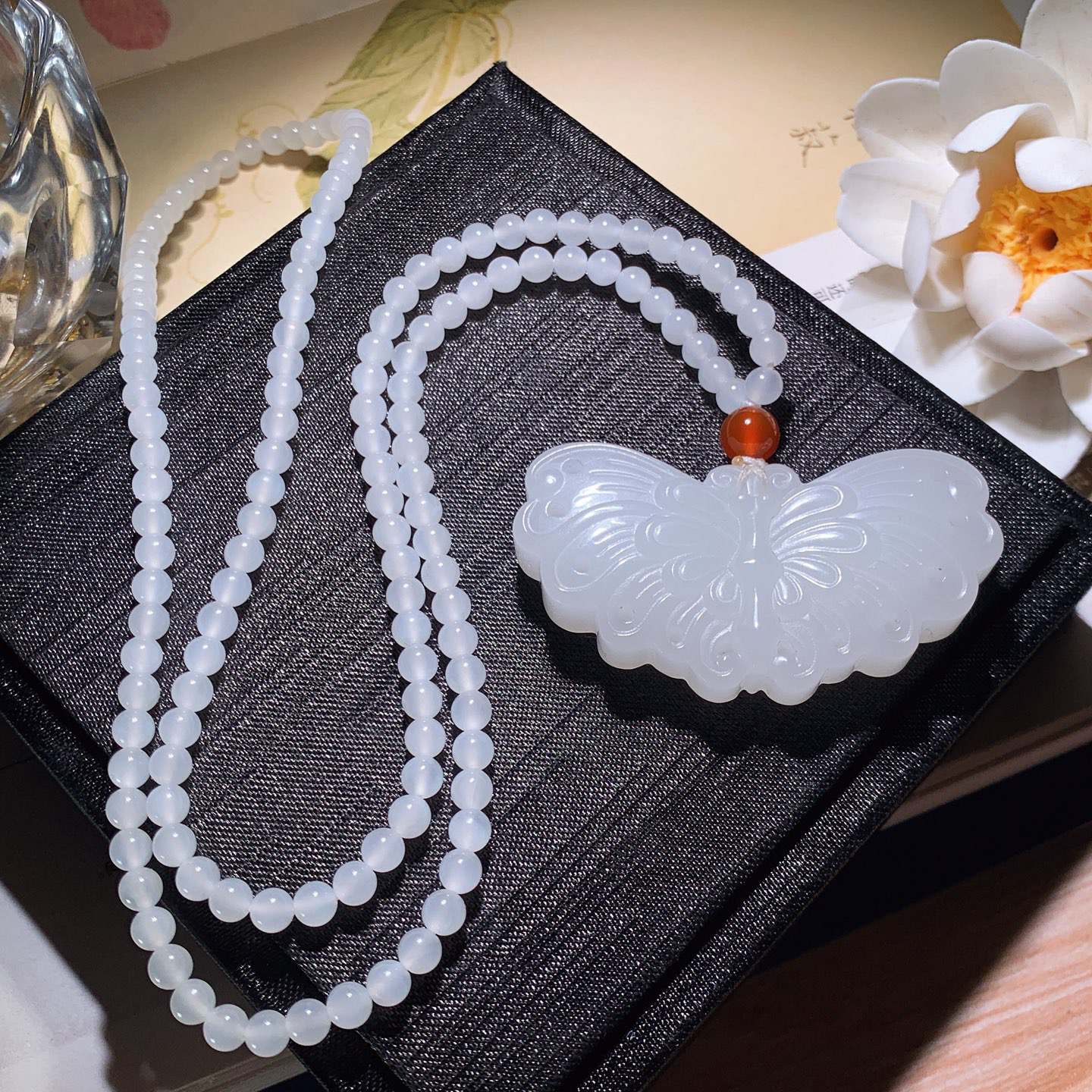 新疆和田玉羊脂白蝴蝶挂件 尺寸26/49/10重37.5克，玉质细腻油润 底色纯净 脂粉好，品质好！