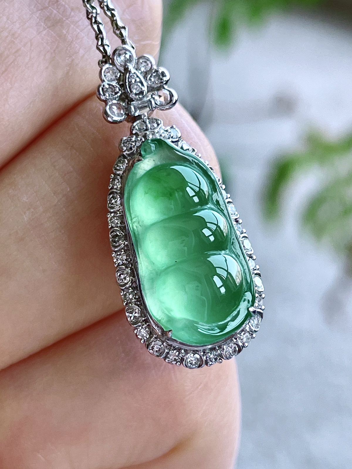 【镶嵌】高冰晴绿豆子晴绿福豆吊坠  
【说明】缅料 18k金镶嵌 性价比高  
【整体】29-12.3-10
【裸石】18-9.4-4.2