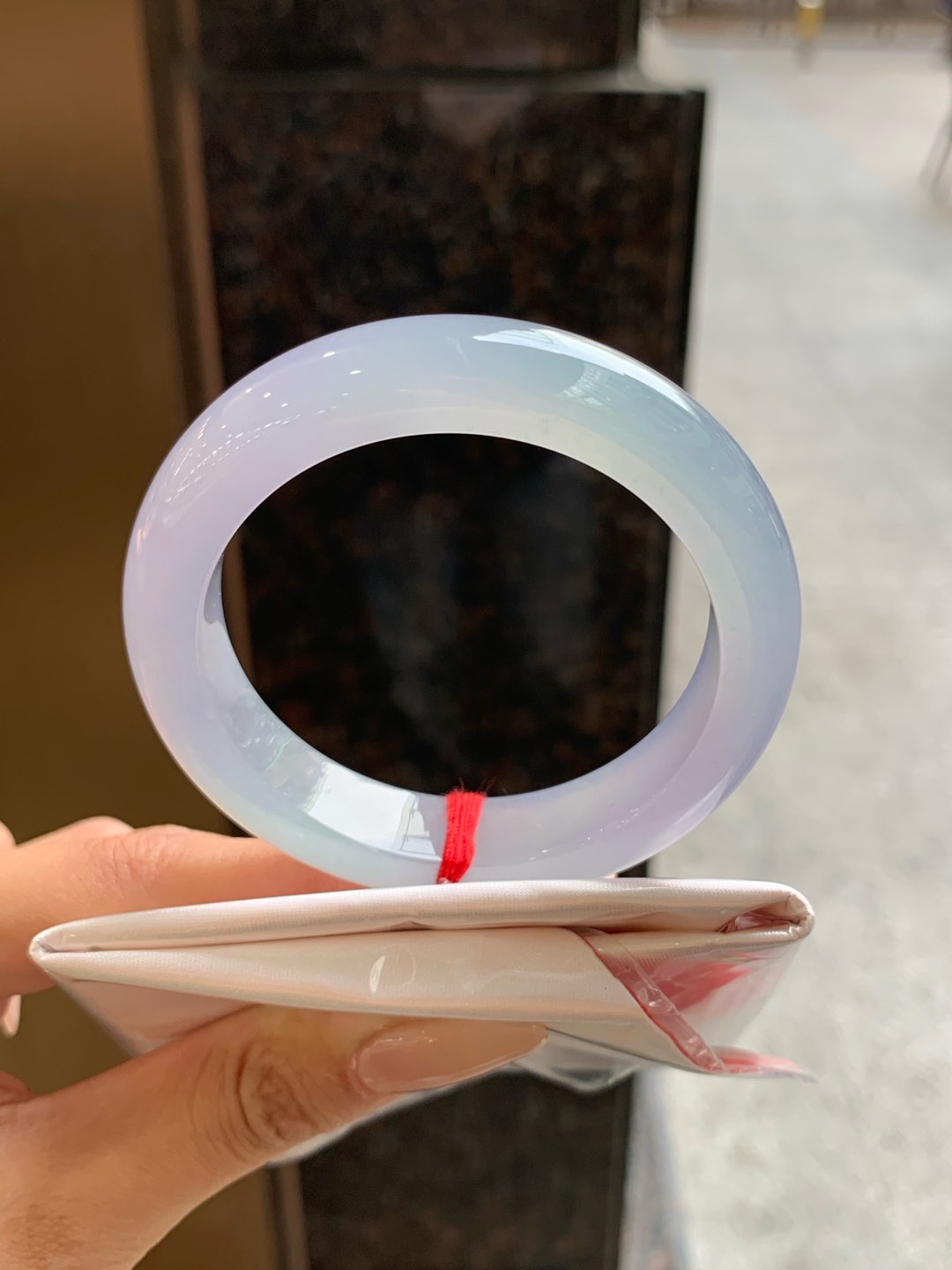 冰双彩正圈53-54可戴，翡翠冰种双彩正圈手镯，漂亮，种水极好，细腻水润，色泽清新淡雅，紫色唯美迷人