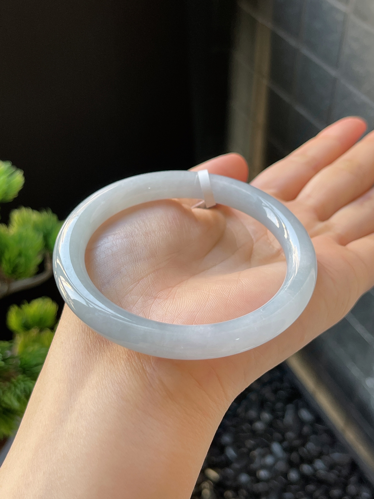 圆镯55.5圈口，翡翠糯化种白色手镯