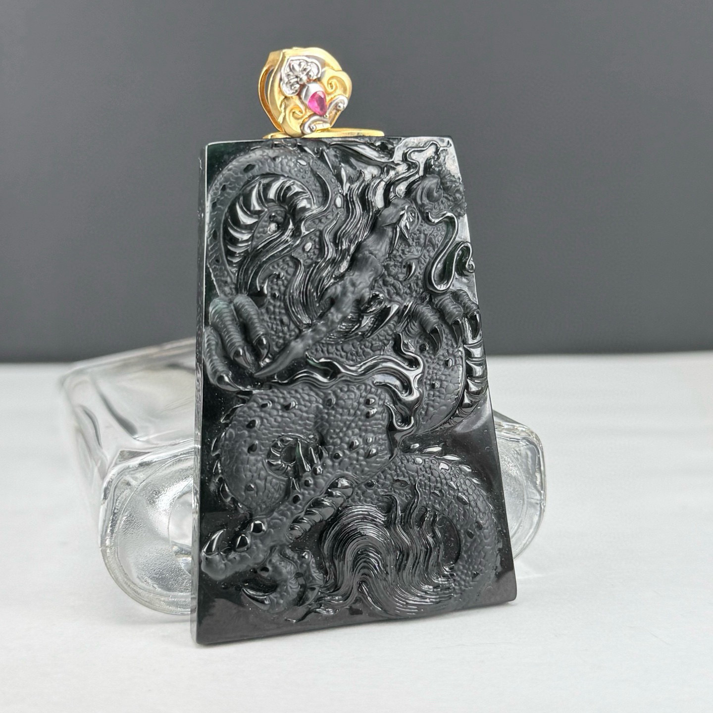 精品18k墨翠龙牌 种好色正 黑度极好 打灯通透 油性十足 尺寸61.1