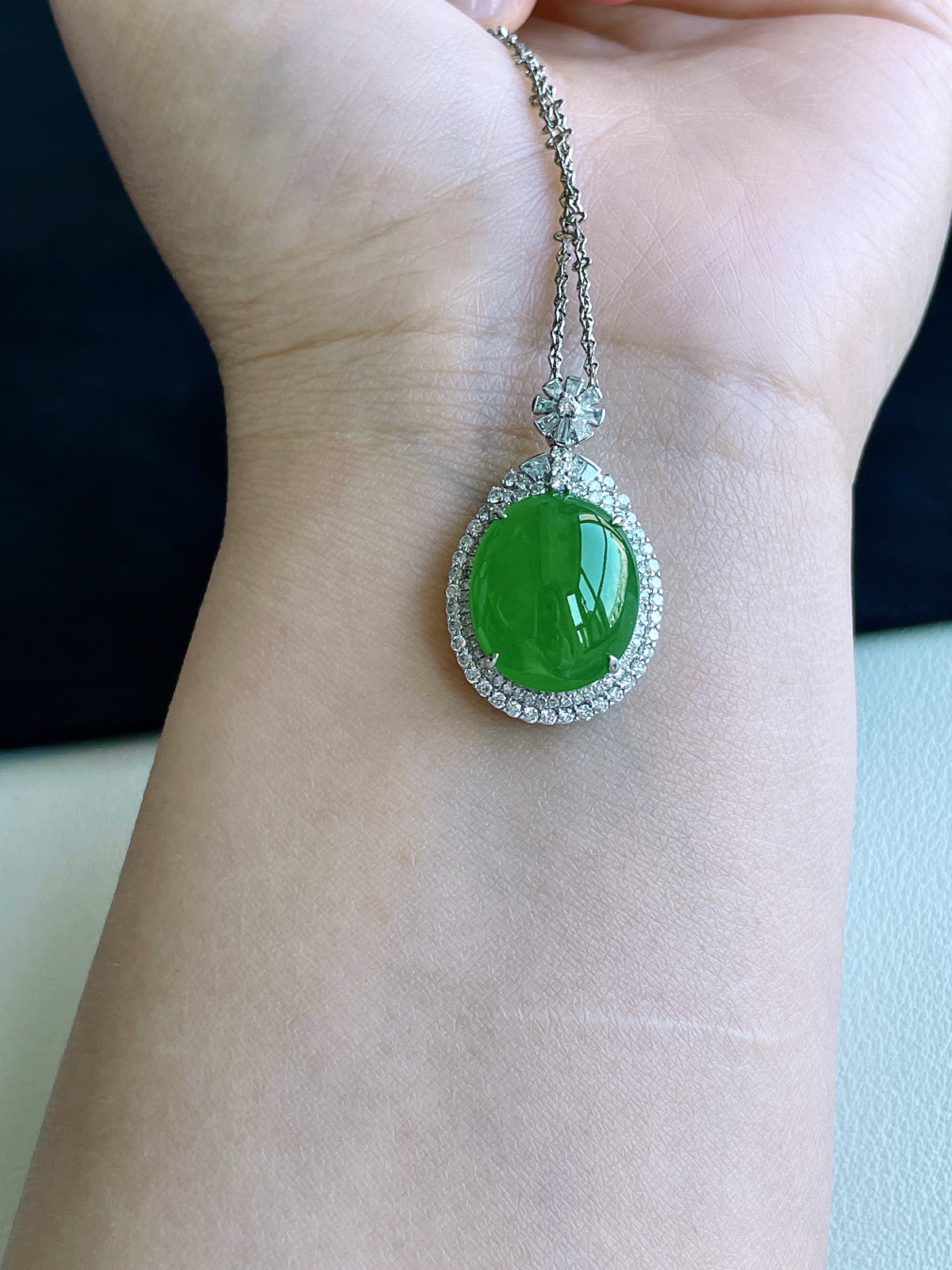 【镶嵌】高冰阳绿大蛋面大鸽子蛋吊坠  
【说明】18k金镶嵌 性价比高  
【整体】29.7-18-13.1
【裸石】16.3-13.4-6.6