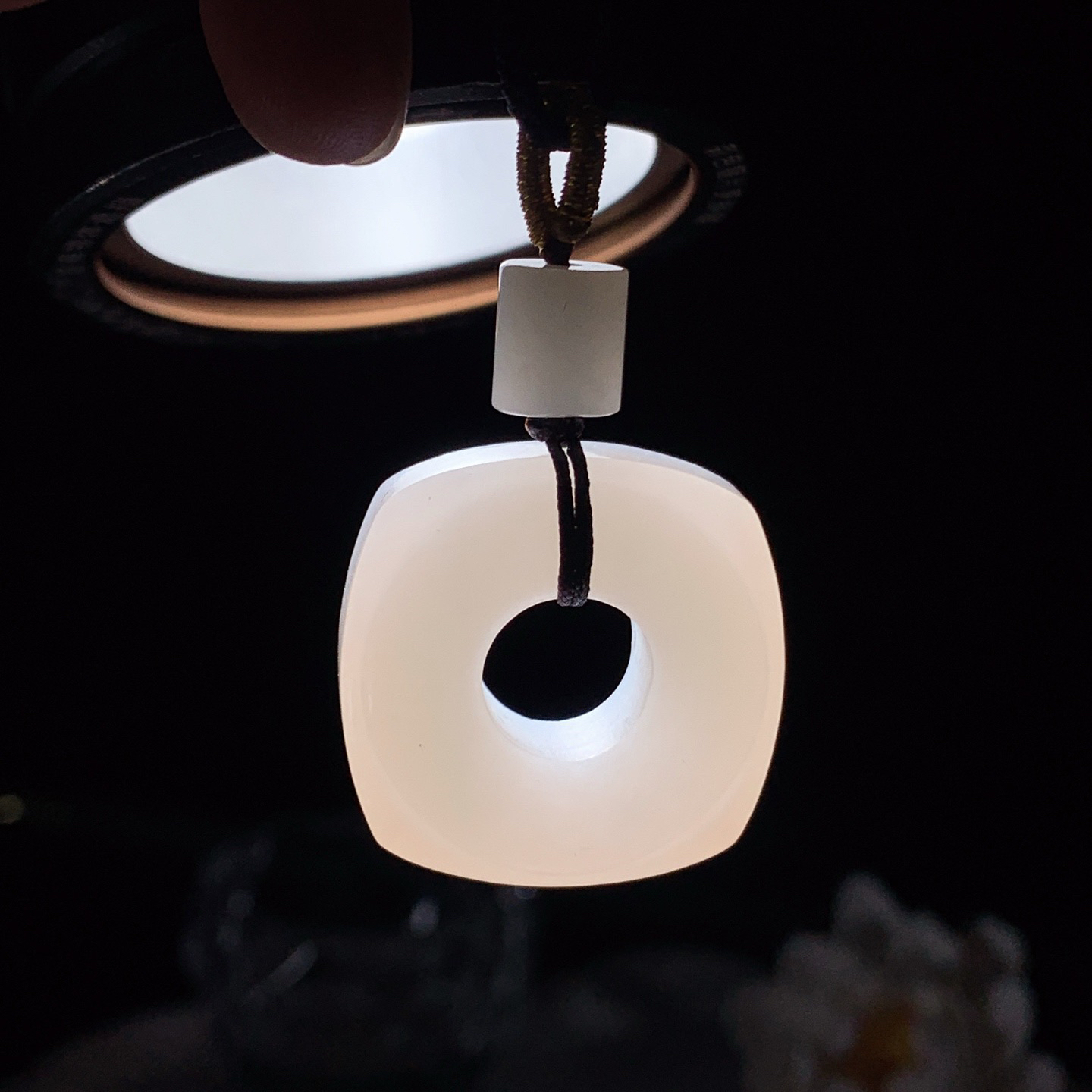 新疆和田玉羊脂白四方平安扣玉棕挂件 尺寸27/12重19克，玉质细腻油润 底色纯净 脂粉好，品质好！lt260330