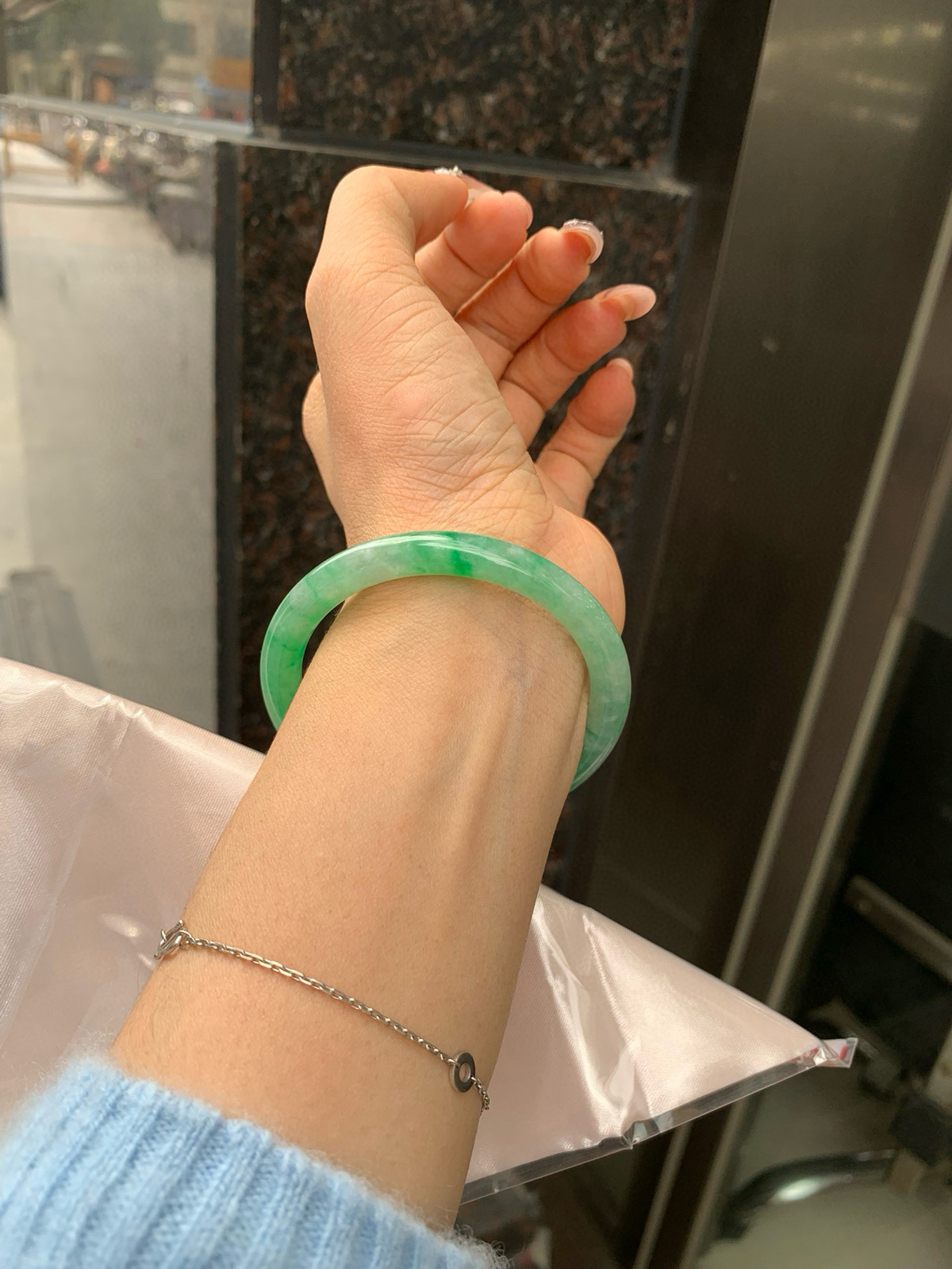 阳绿花美人条52.3-7.2-7.1底妆细腻，满圈阳绿飘花，鲜艳青翠，色泽均匀分布，举手投足之间散发出来的贵气感