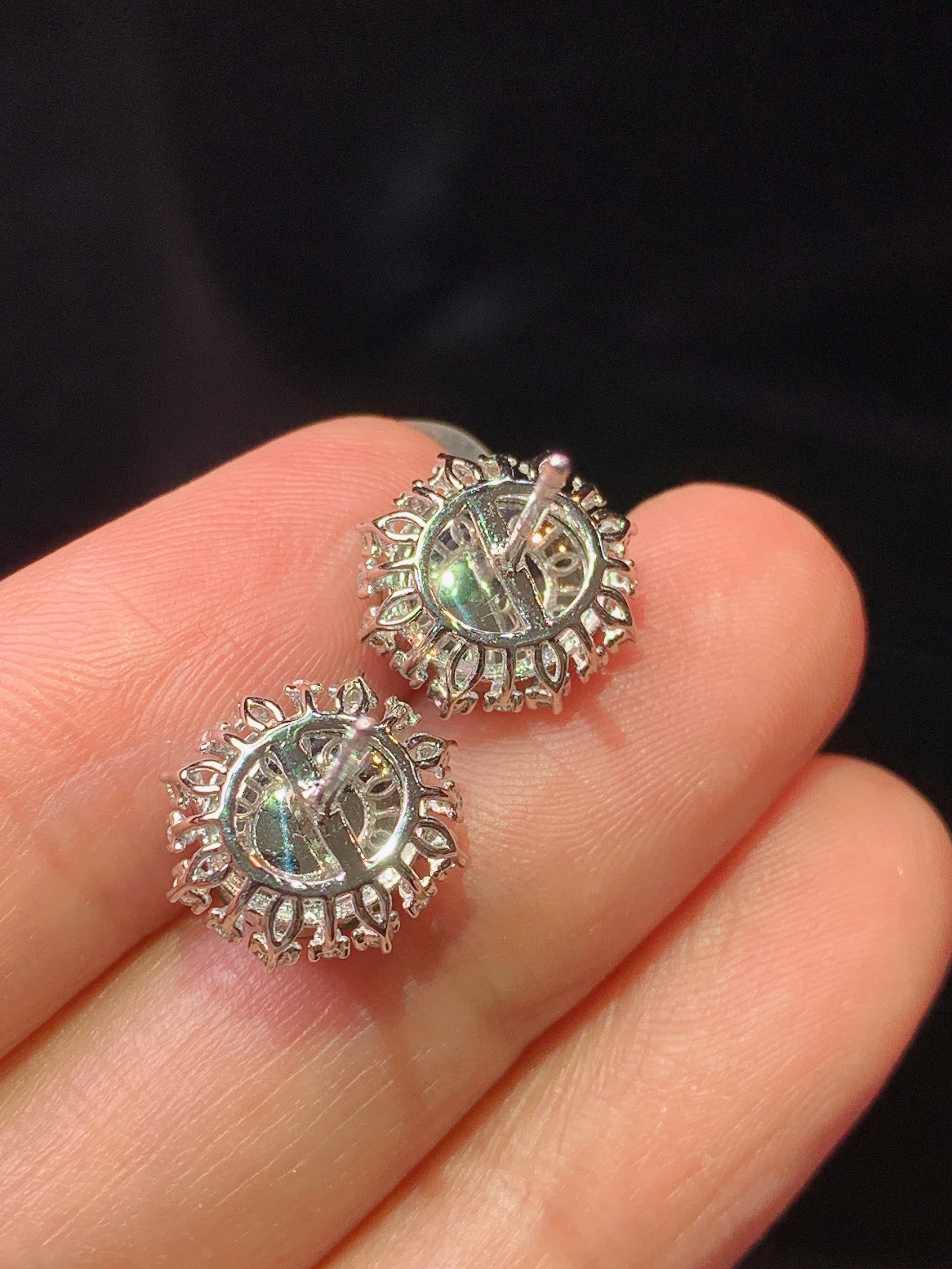 18k金钻镶嵌满绿蛋面耳钉 玉质细腻 色泽艳丽清新 水润亮眼 整体尺寸12.2*11.2*7.5f1