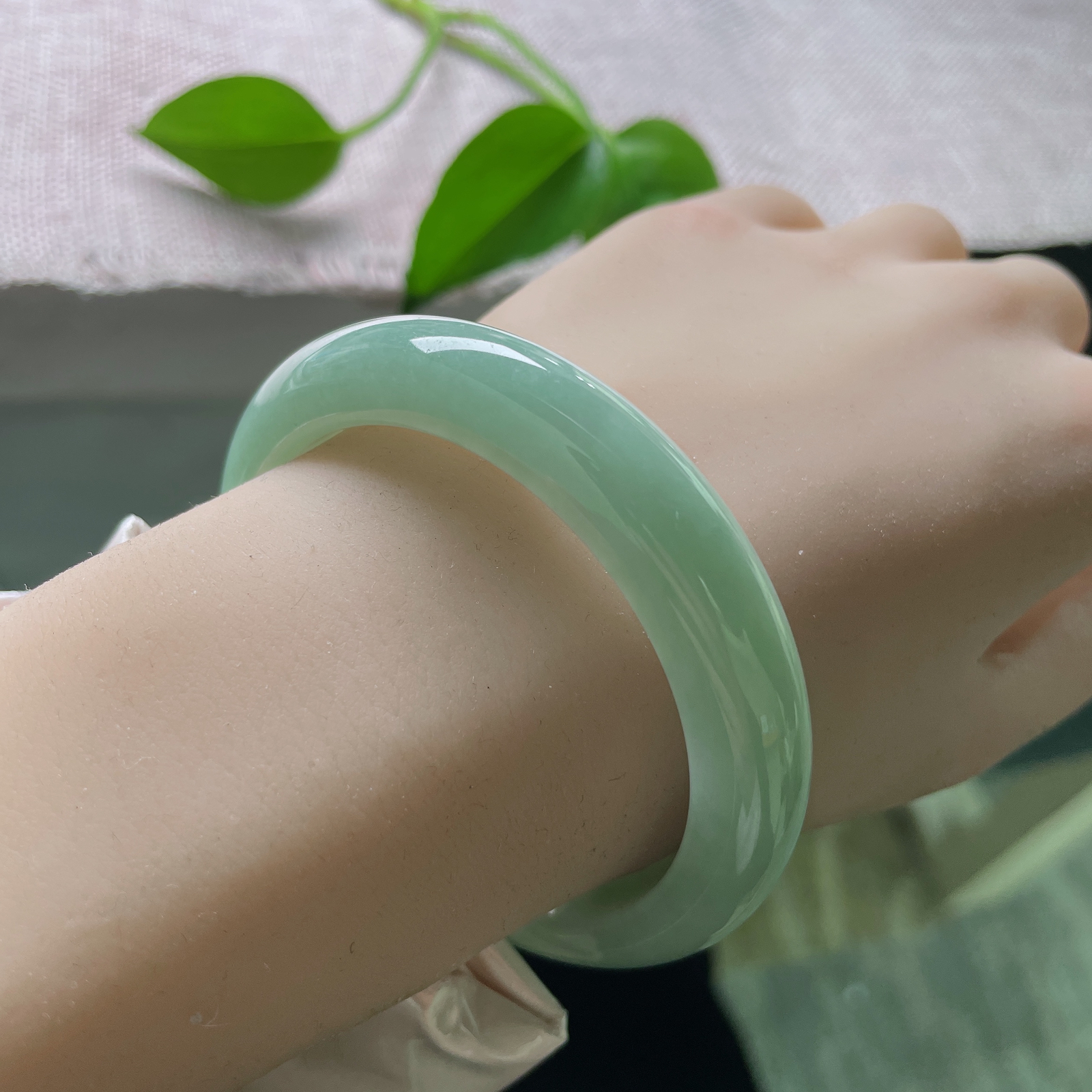 55/12/8.5，果绿底正圈，颜色分布均匀，清爽淡雅，料子细腻