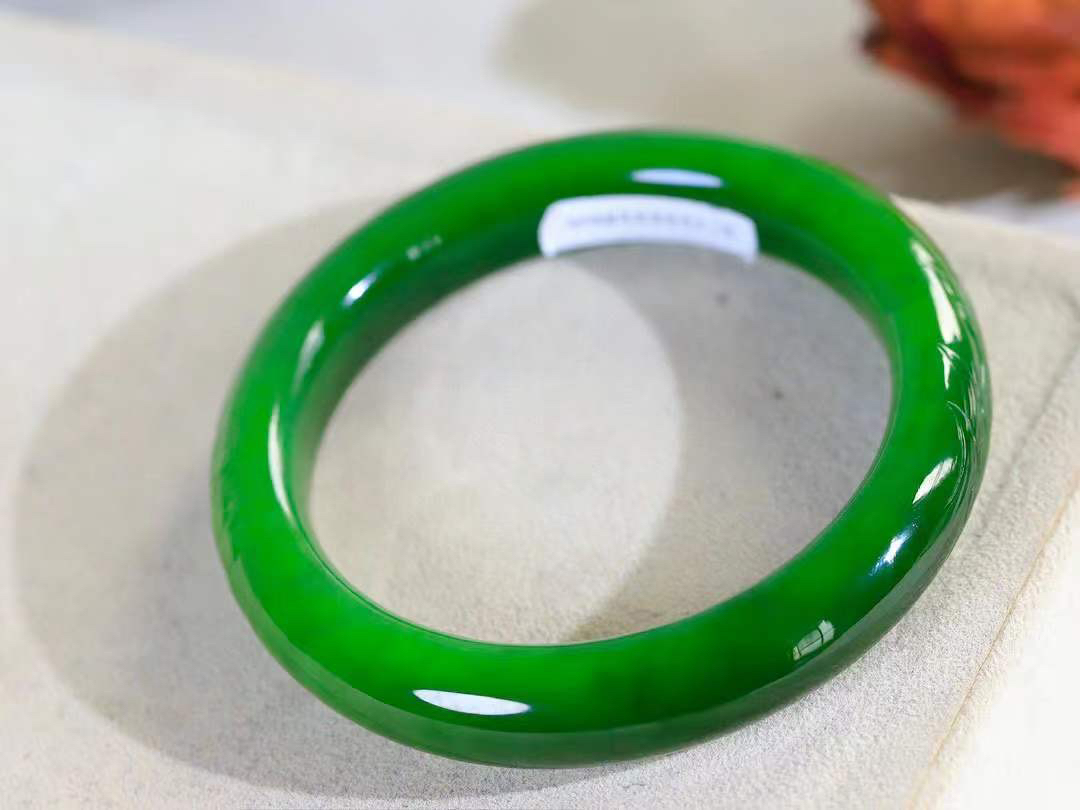 【荷韵.手镯】

精品和田玉碧玉荷韵手镯  玉质细腻温润 油润十足 莲花之高洁雅致，见她的人无不喜爱。花瓣玲珑，香气不浓不烈静静地点缀这欲说还休的季节予独爱莲之出淤泥而不染重58.3克   尺寸56-12.2-10mm   FDA-56373133