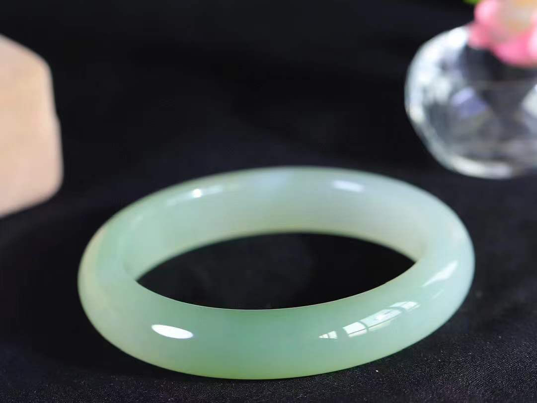 【温润于心.手镯】

精品️和田玉晴水手镯，如晴水般清澈，似晴空般纯净。每一缕纹理都诉说着大自然的馈赠，温润细腻，触手生温。佩戴它，仿佛将一片宁静的晴水湖戴在腕间，优雅从容，气质非凡。重58.2克  尺寸57-12.8-9mm  55343100T