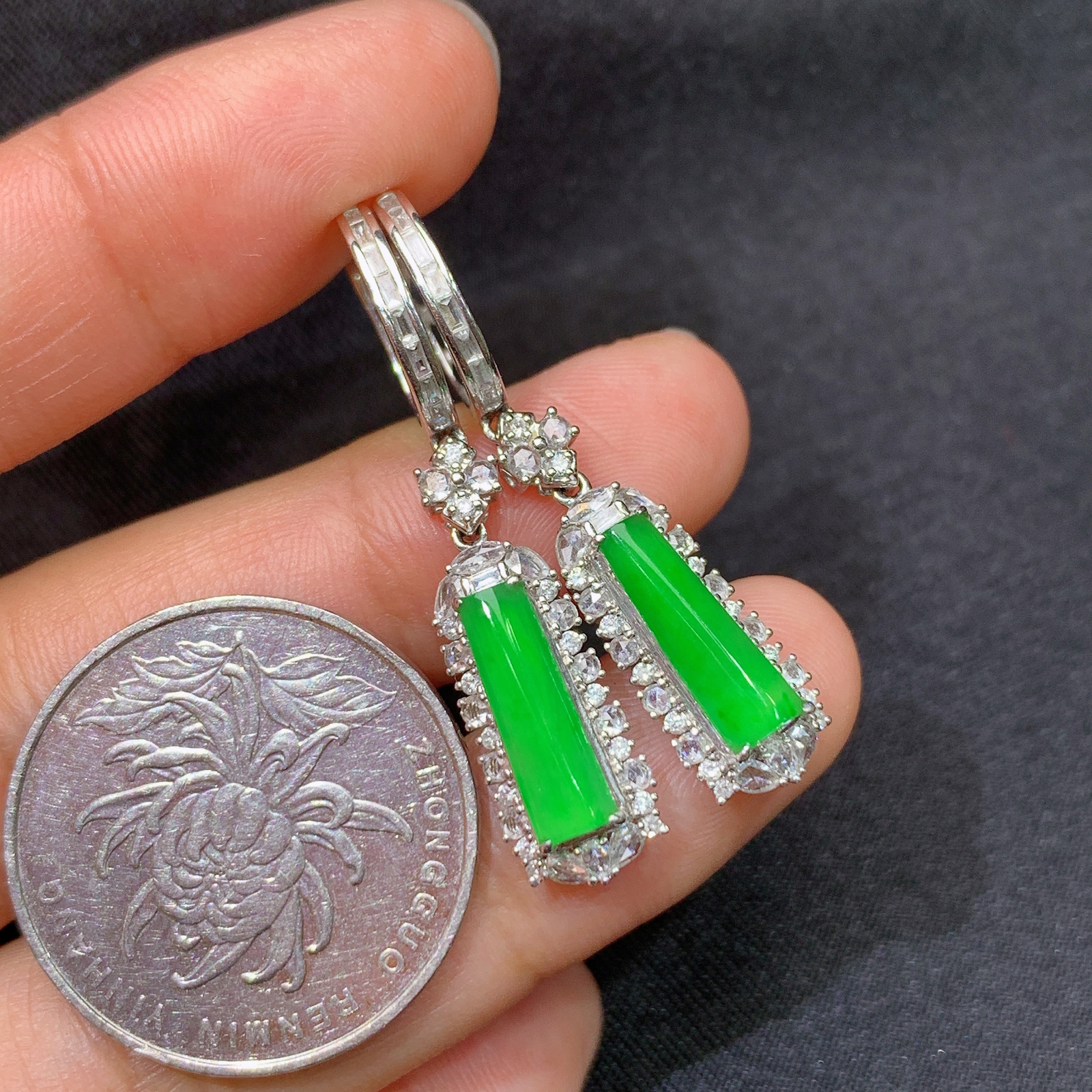 冰阳绿无事牌耳坠，18k金镶嵌，款式新颖，冰润色阳，种水足，Mi 尺寸13.3*4.1*2