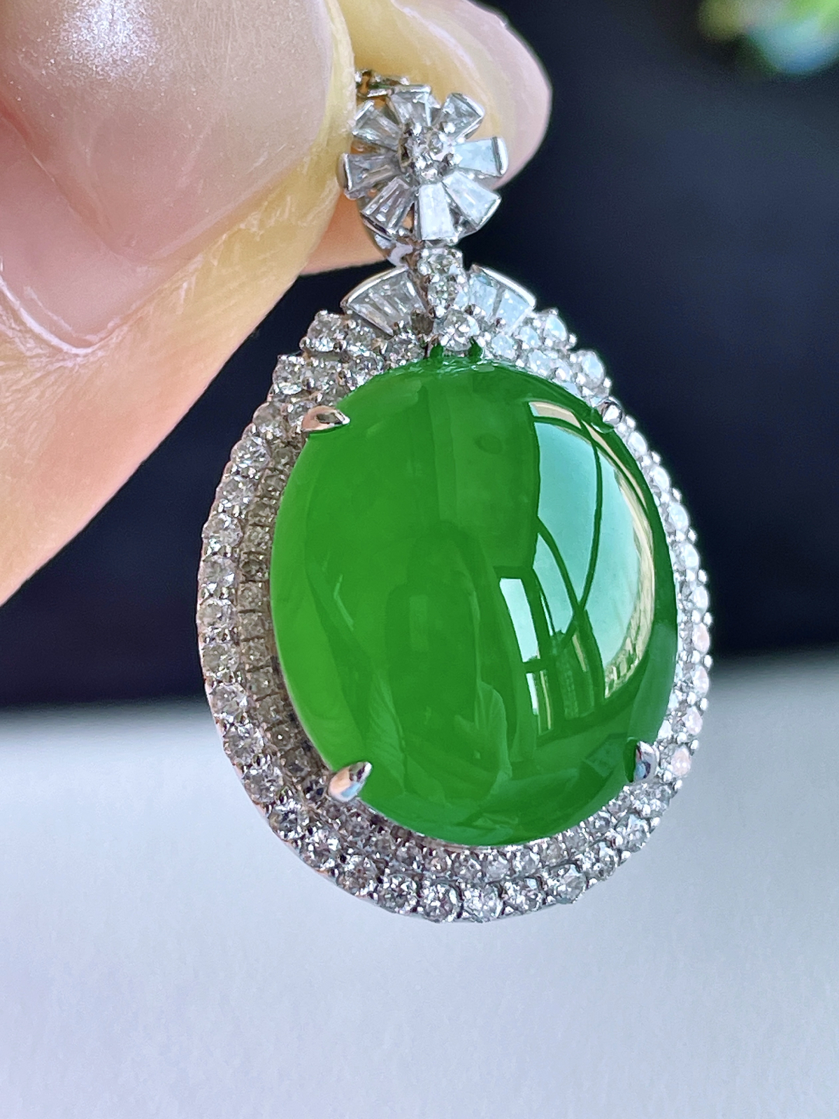 【镶嵌】高冰阳绿大蛋面大鸽子蛋吊坠  
【说明】18k金镶嵌 性价比高  
【整体】29.7-18-13.1
【裸石】16.3-13.4-6.6