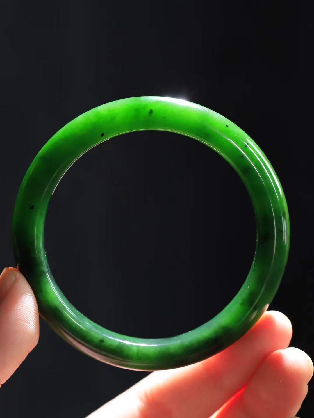 【悠悠芳华.镯】

精品和田玉碧玉手镯 玉质温润 青葱岁月，尽收腕中，婉转流畅，凝岁月悠长。盈一眸恬淡，挽一抹绿意。重50.5克 内径58mm尺寸11.2-8.9mm   86323155A