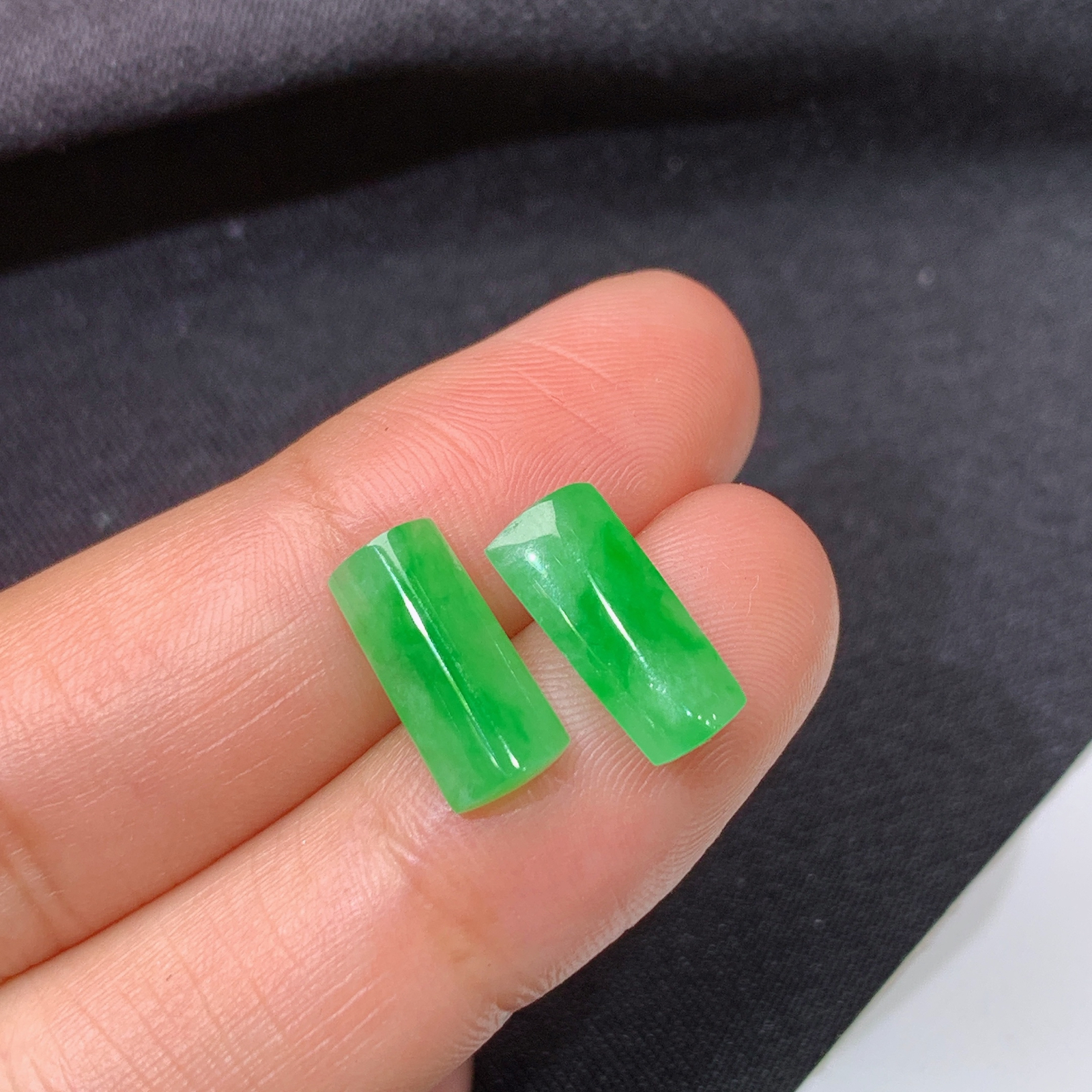 冰阳绿马鞍一对，镶嵌佳品，冰润色阳，种水足，Ht 尺寸12.1*5.3*2.5