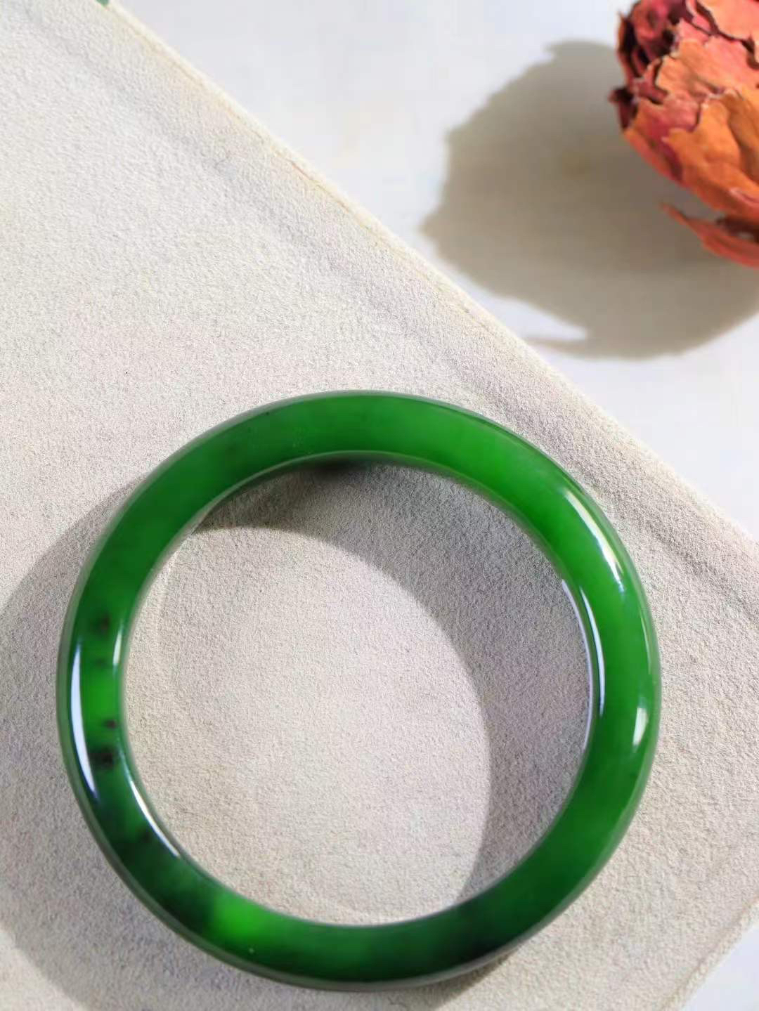 【悠悠芳华.镯】

精品和田玉碧玉手镯 玉质温润 青葱岁月，尽收腕中，婉转流畅，凝岁月悠长。盈一眸恬淡，挽一抹绿意。重50.5克 内径58mm尺寸11.2-8.9mm   86323155A