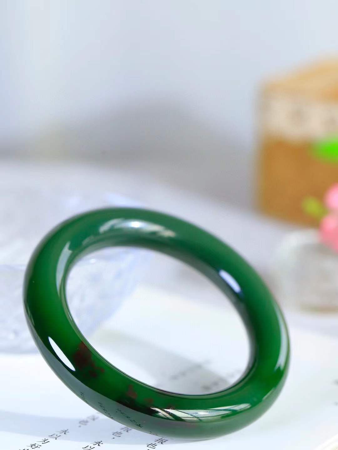 【碧波流转·手镯】

收藏级臻品️和田玉碧玉圆条手镯，玉质细腻温润，手感舒适，️线条流畅，简约大气，美自天成，佩戴于腕间，婉约之美，举手投足间透出那份低调奢华，醉人心扉。
重83.5克 内径圈口56.5mm  尺寸12.6-12.5mm  FDT-11303133