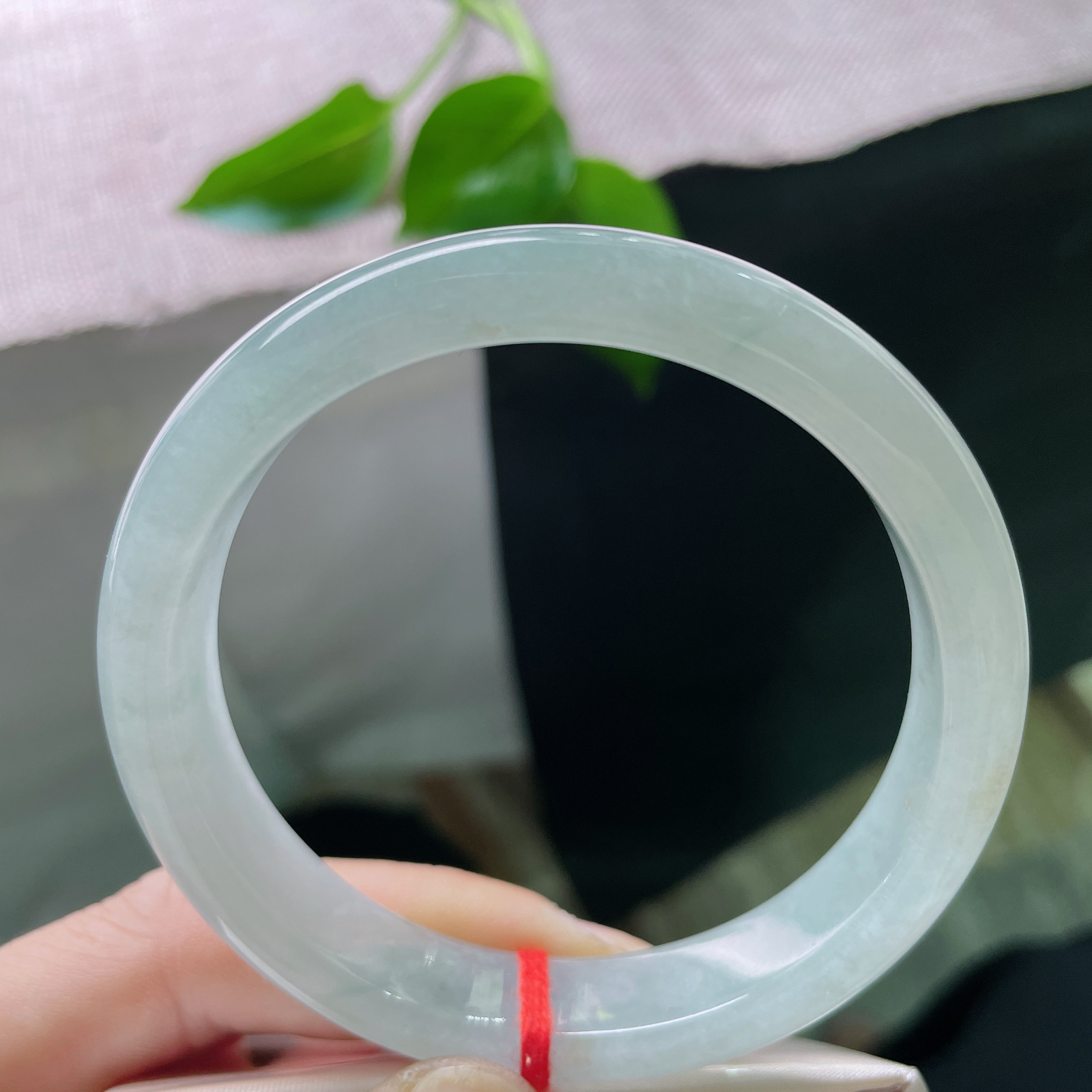 58.2/11.8/7.6，蓝底正圈，一汪晴水蓝，圈住腕间的整片天空与海。