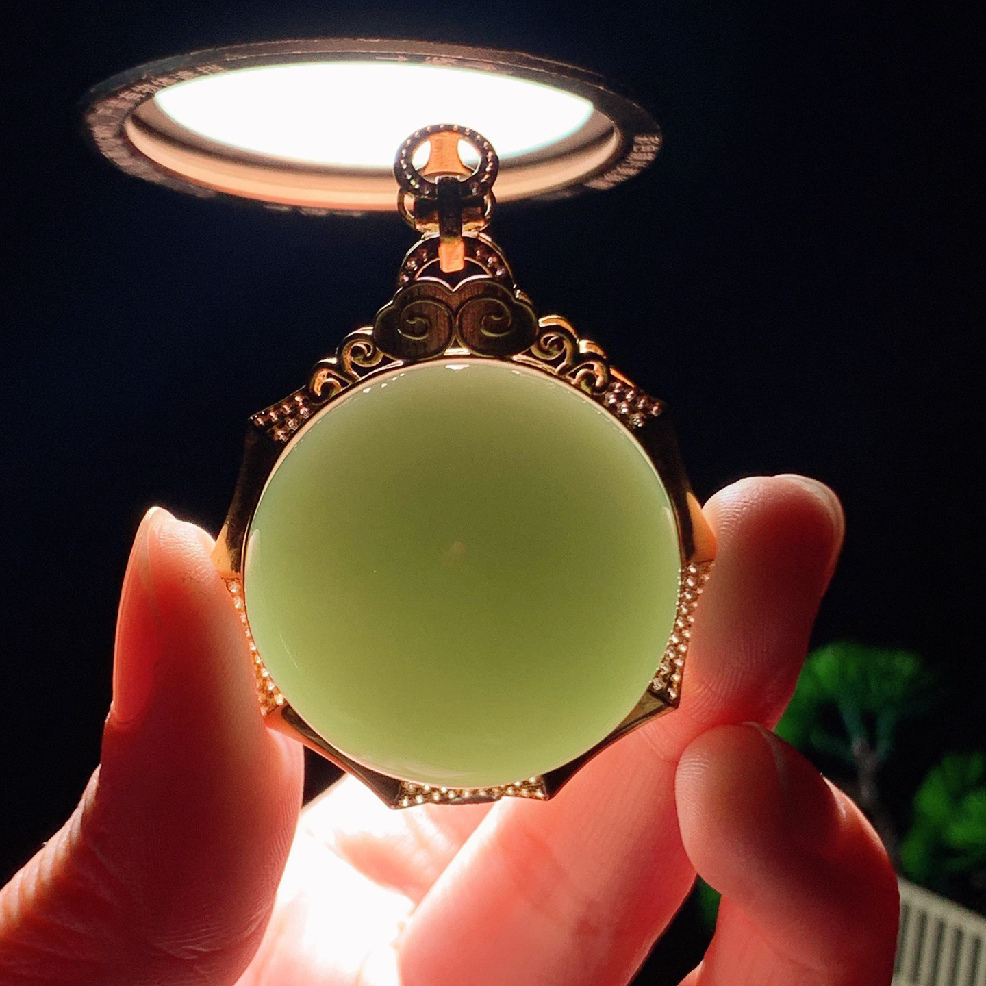 和田玉粉绿18k金俄罗斯碧玉圆牌挂件 尺寸32/15重29克，玉质细腻油润 底色纯净 脂粉好，品质好！lt260330