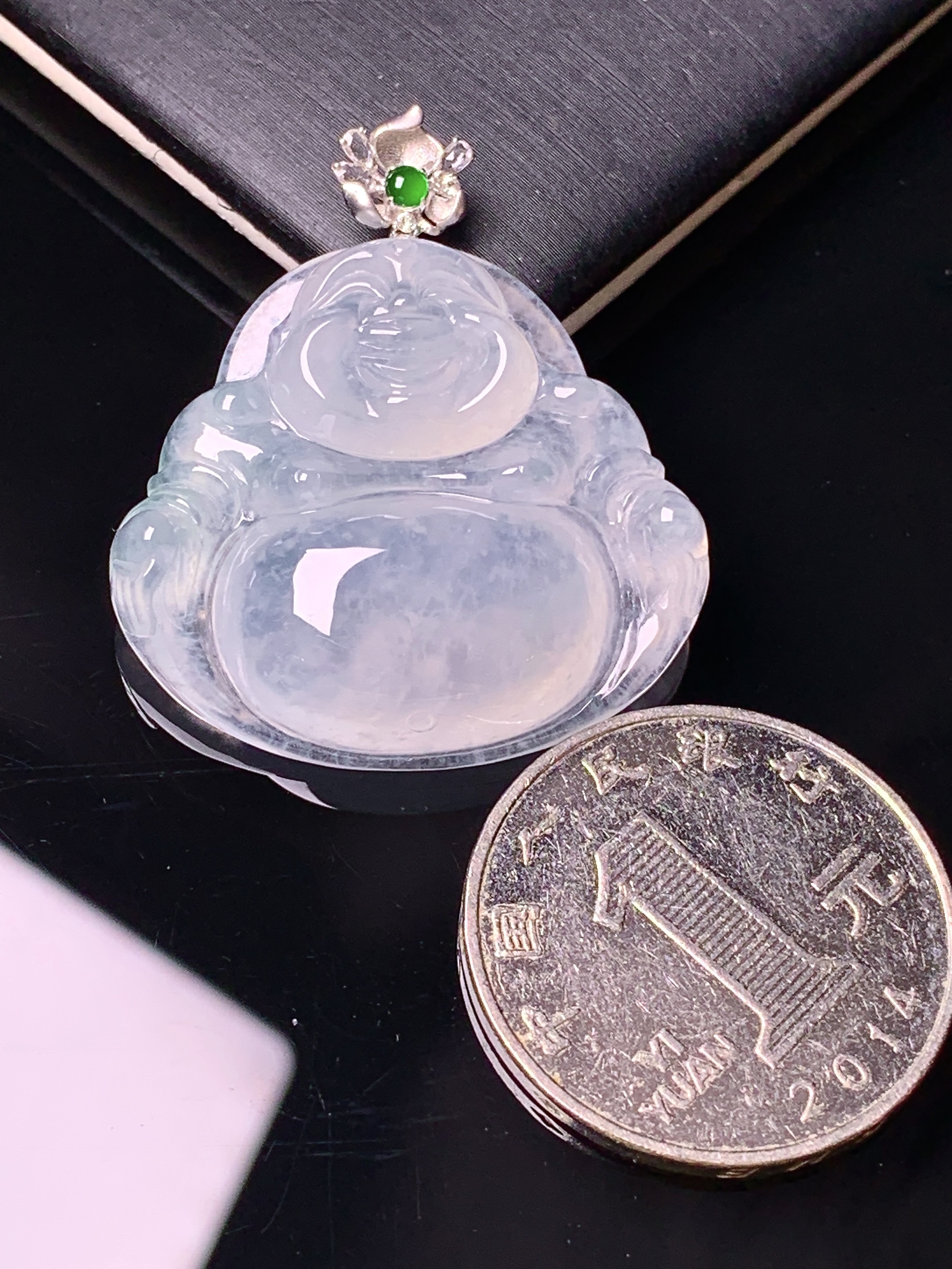 18k金钻镶嵌冰种佛公吊坠 玉质细腻 色泽艳丽清新 水润亮眼 整体尺寸35.3*31.2*7.2c1