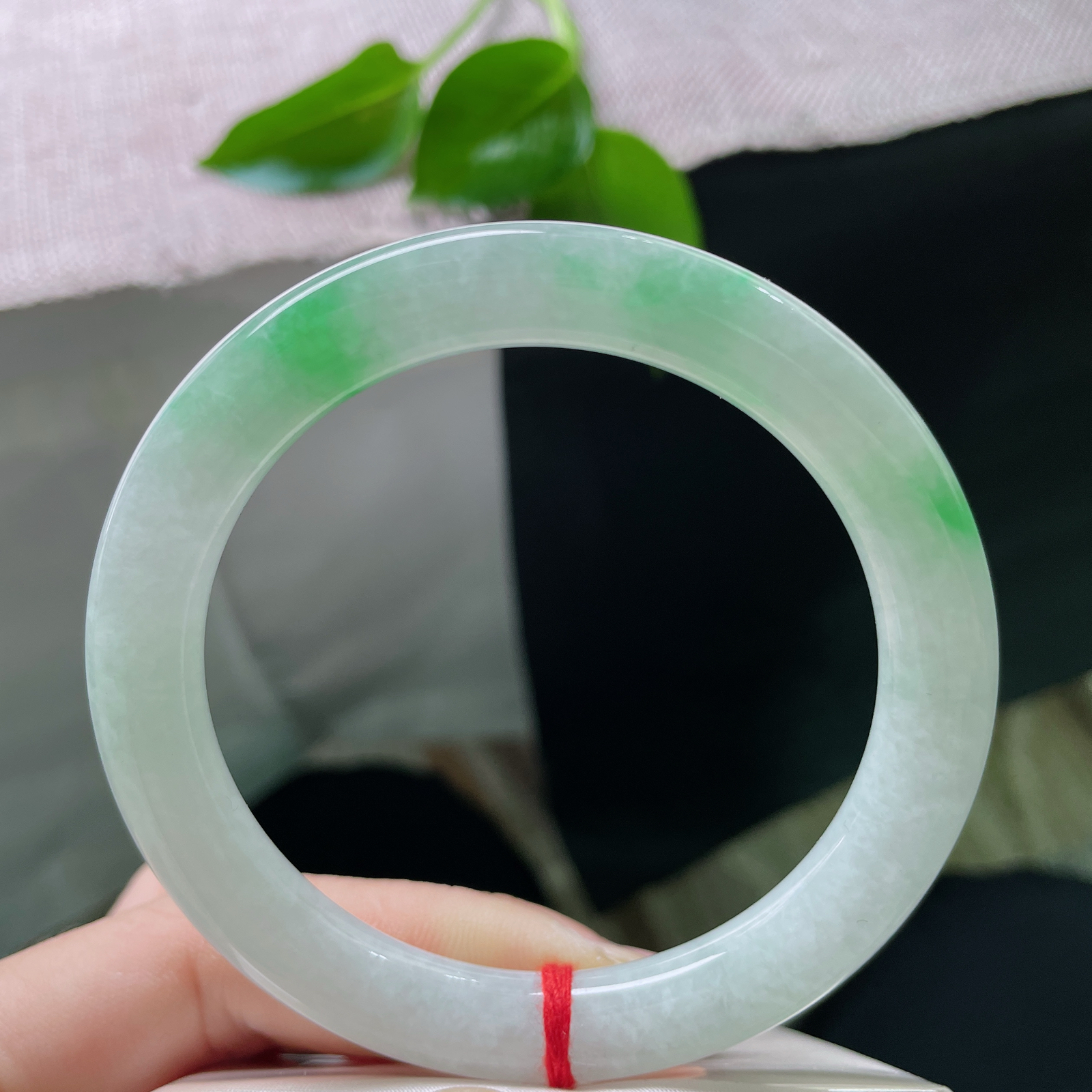 58/9.2，飘绿圆条，翠色鲜艳夺目，光彩照人，肉质细腻干净