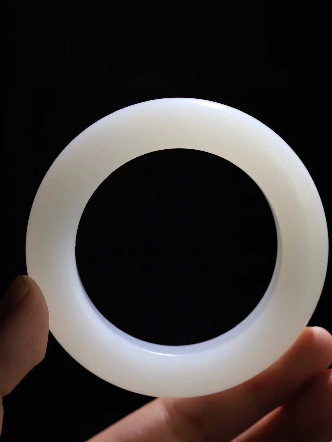 【花样年华·手镯】

收藏传家级臻品和田玉白玉手镯，质地油润细腻，色泽高贵典雅，镯型古朴典雅。在诗情画意的雨巷相遇，你是我腕间的一抹风情，有你眸有深情，清风荡漾湖间静水，我愿俯身低眉，在烟波涟漪处，寻你深情倩影。内径52mm尺寸15.3-12.7mm 重95.6克fDT-78383141