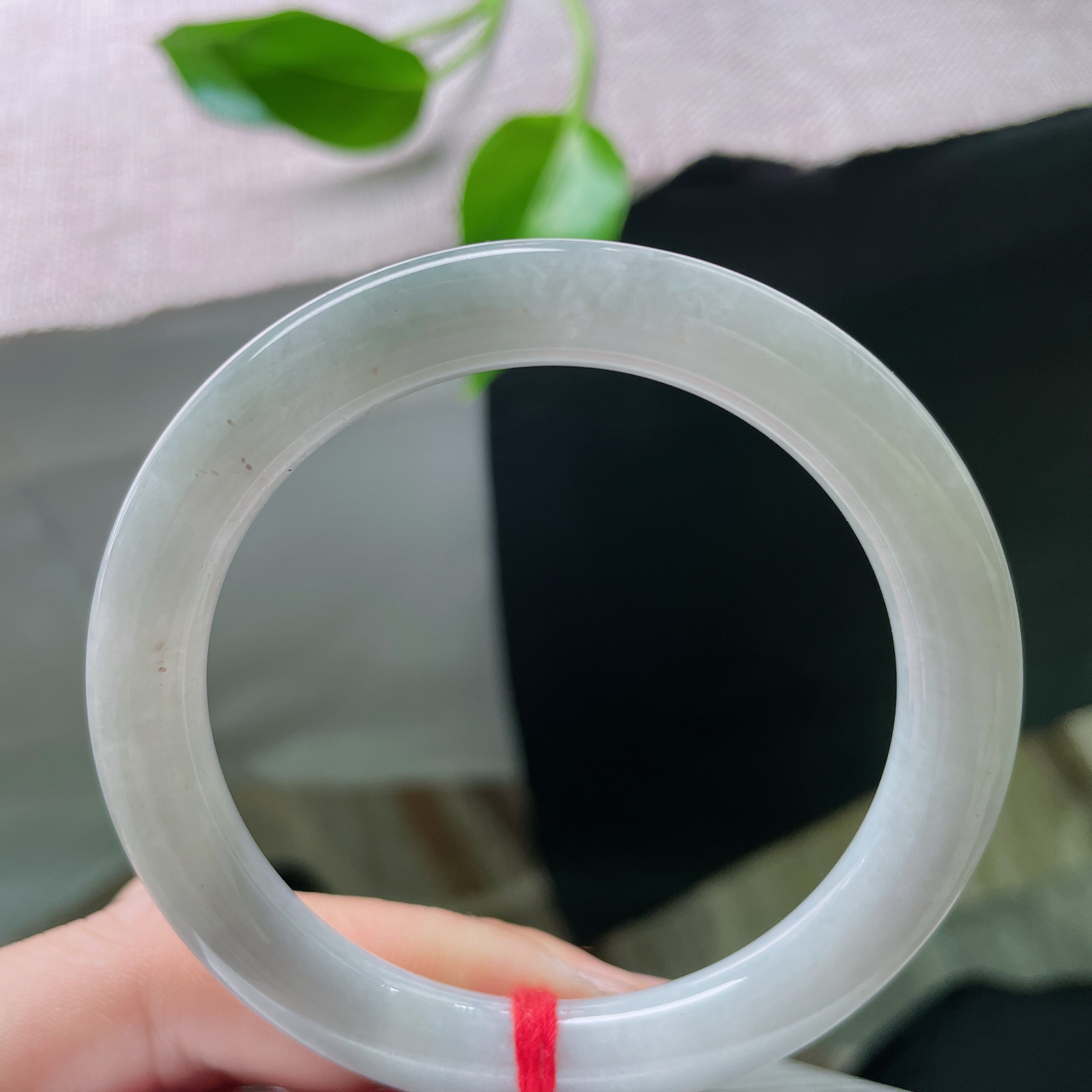 55.1/8.3，浅绿底圆条，水头好，质地莹润细腻，佩戴斯文秀美，无纹裂