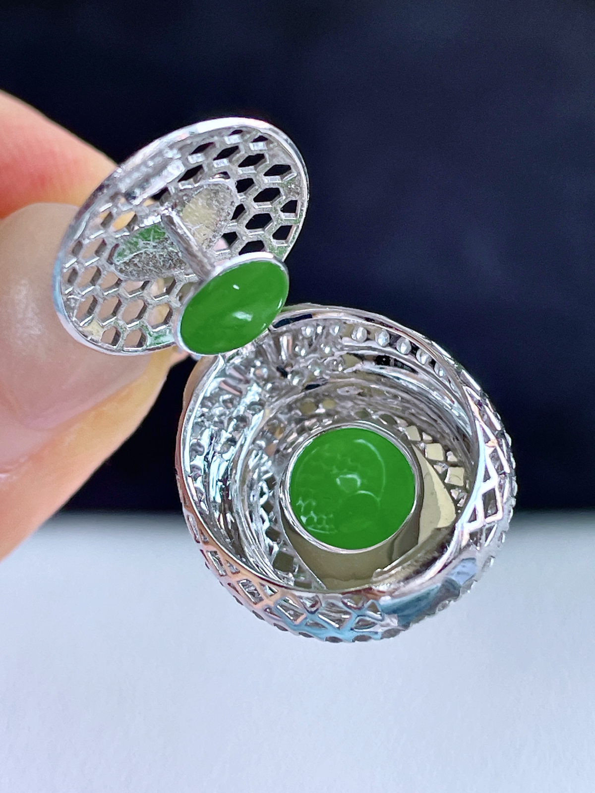 【镶嵌】高冰阳绿大蛋面大鸽子蛋吊坠  
【说明】18k金镶嵌 性价比高  
【整体】29.7-18-13.1
【裸石】16.3-13.4-6.6