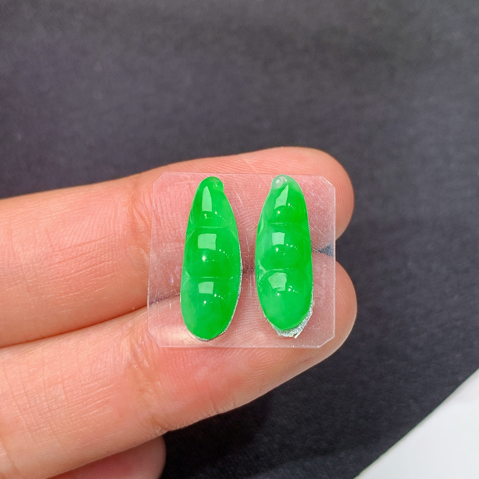 阳绿福豆一对，镶嵌佳品，冰润色阳，玉质细腻，种水足，Xg 尺寸15*4.9*3.3