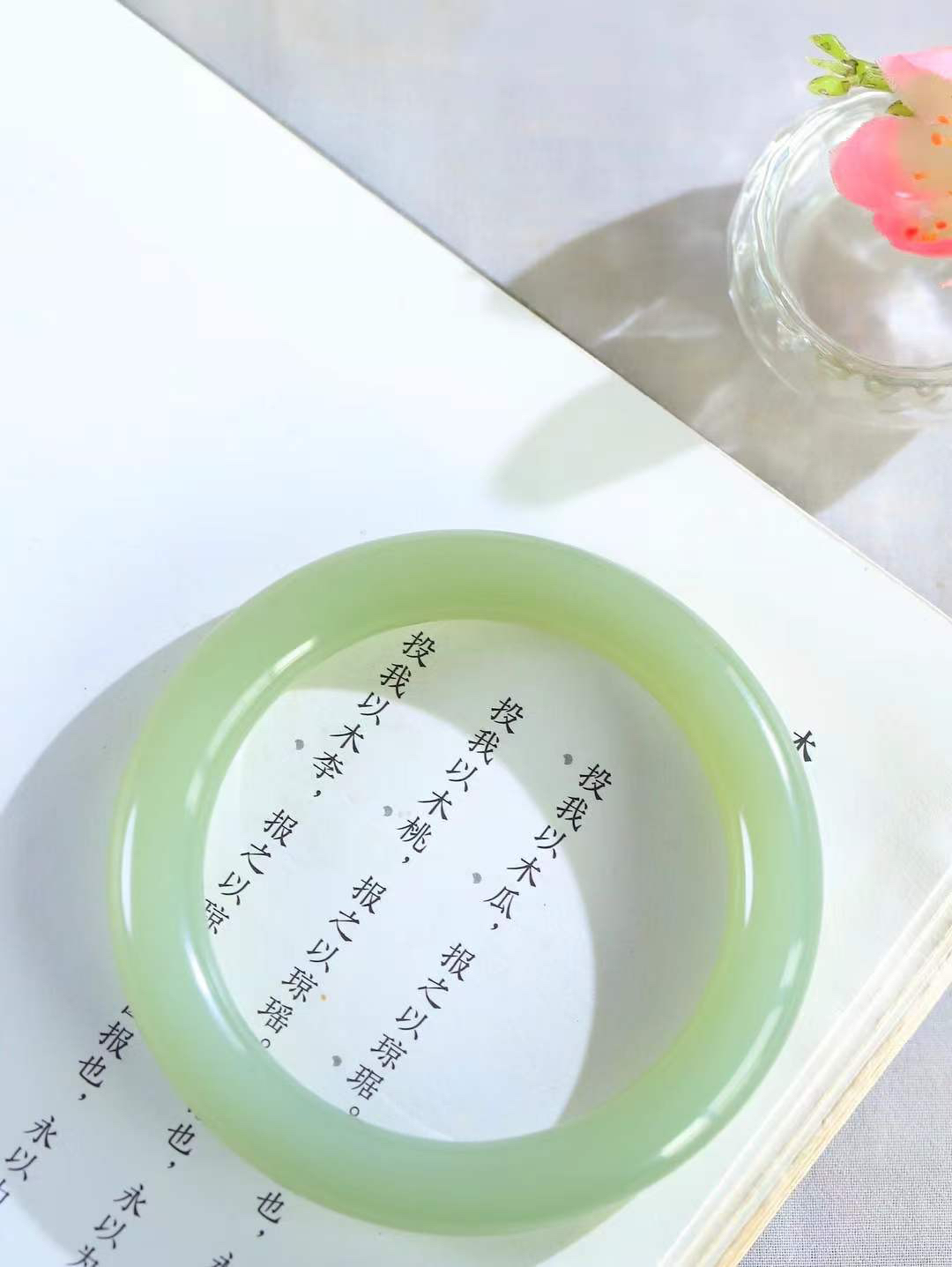 【晴水相伴.镯】

精品和田玉晴水圆条手镯，以其淡雅的晴水色调，成为腕间的一抹亮色。玉质细腻，触感温润，佩戴它，感受玉石的温度与自然的灵性，让每一天都充满诗意与美好。重53.6克  尺寸57-10.3-10mm  11303133T