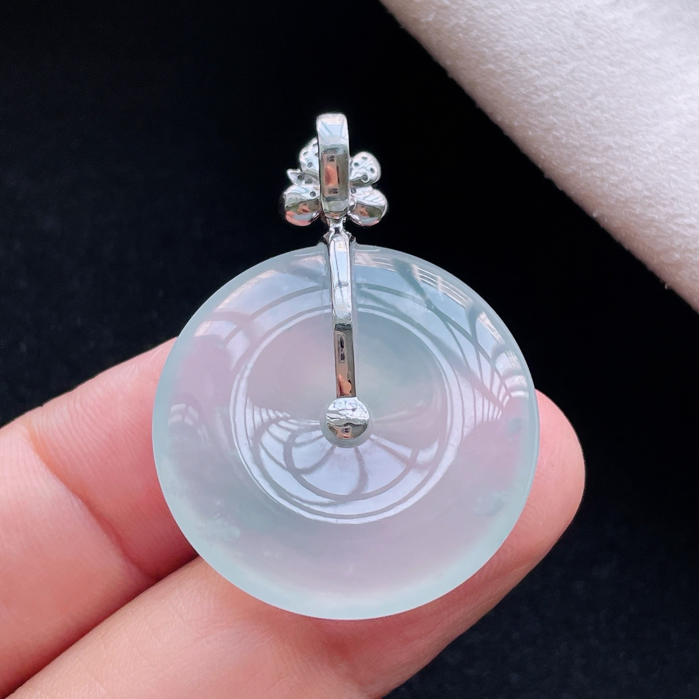 18K 冰种·平安扣

整37.7-27.7-5.1