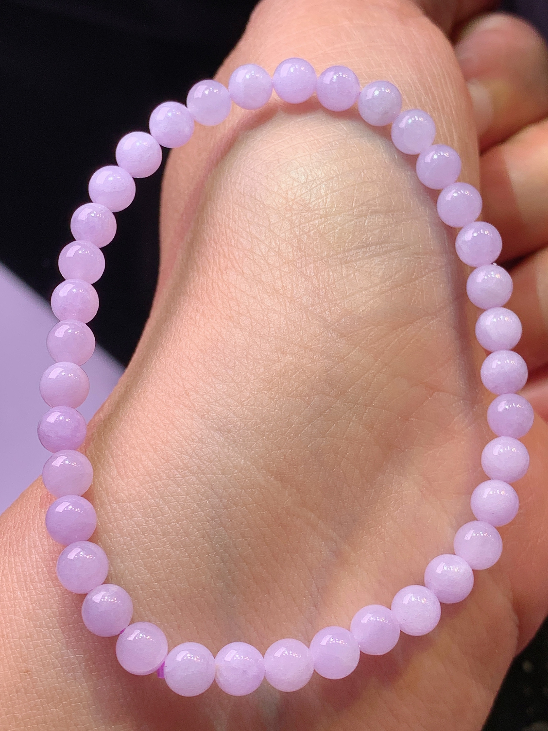 紫罗兰圆珠手链 玉质细腻 色泽艳丽清新 水润亮眼 整体尺寸4.8m2