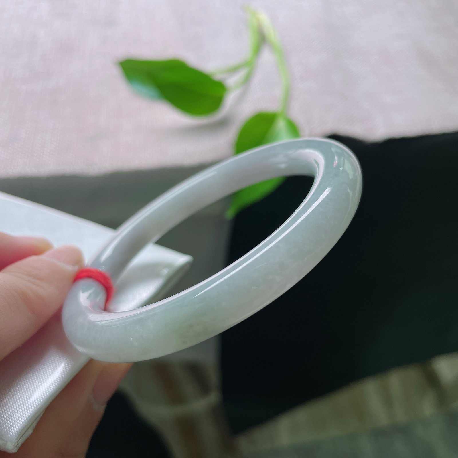 55.1/8.3，浅绿底圆条，水头好，质地莹润细腻，佩戴斯文秀美，无纹裂