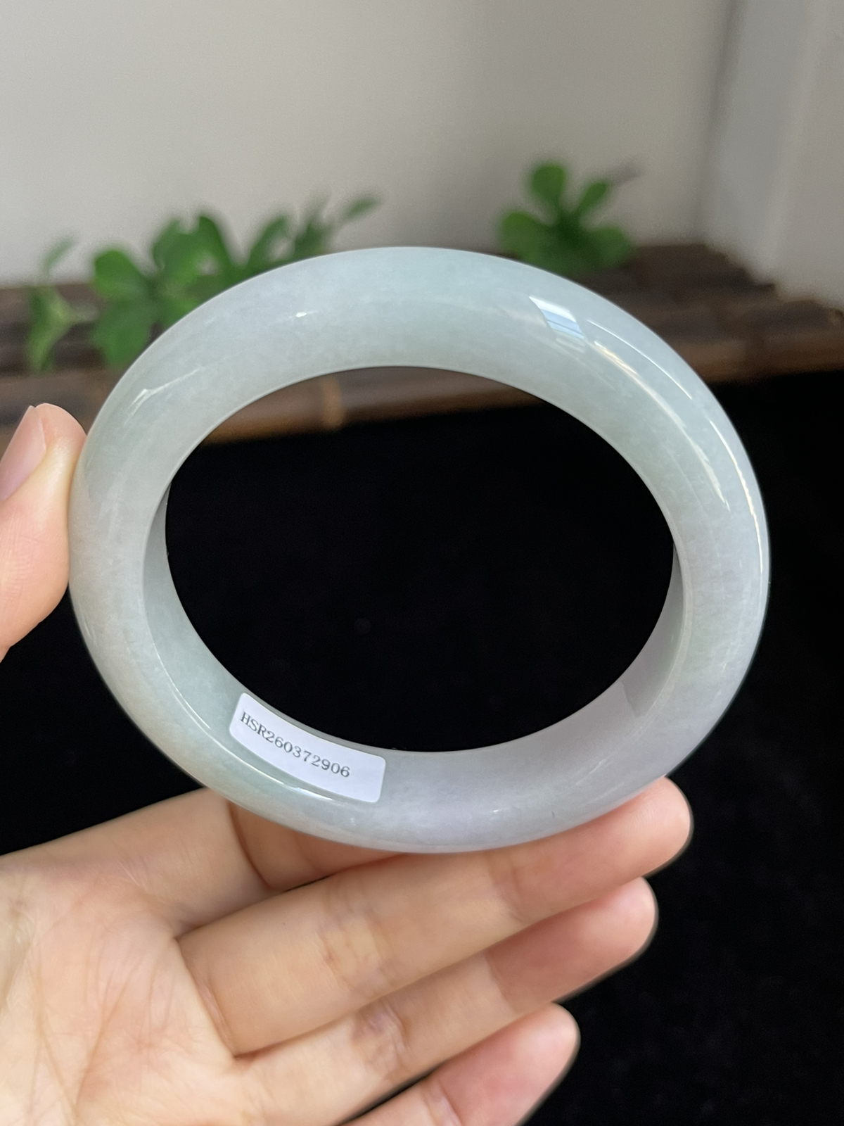 正圈57圈口，翡翠糯化种淡绿色手镯