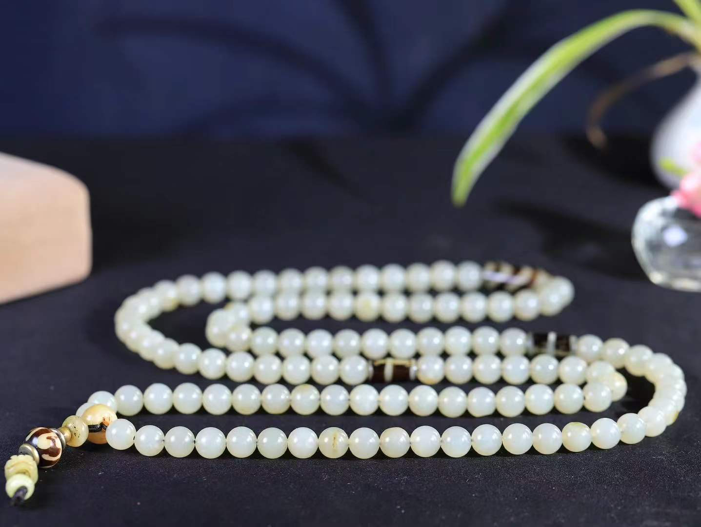 【籽.链.108】

新疆和田籽料圆珠挂链 玉质温润细腻 油性十足 佩戴舒适。珠珠落玉盘，间关莺语花