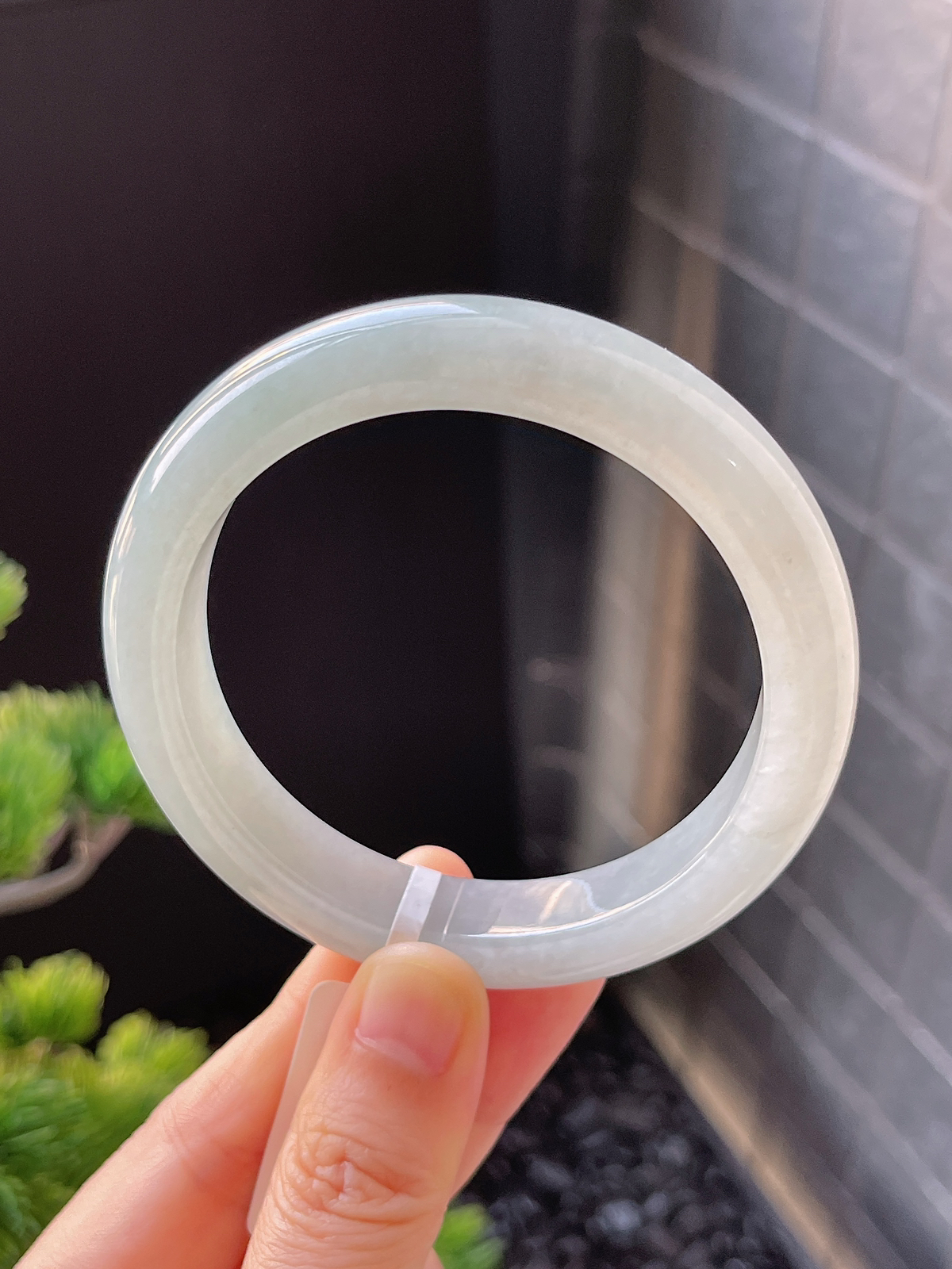 正圈56圈口，翡翠冰糯种淡绿色手镯