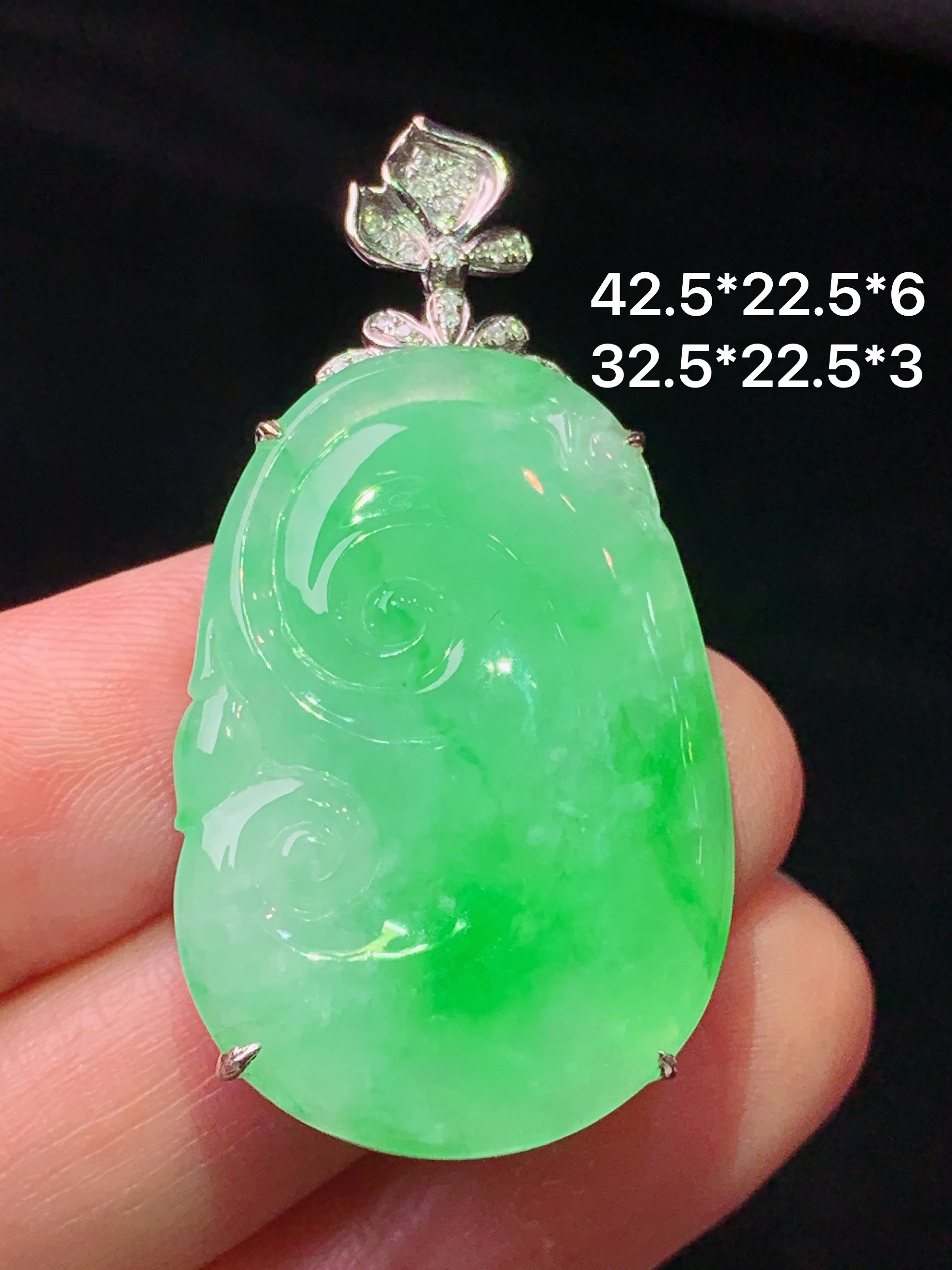 18k金钻镶嵌翠绿如意吊坠 玉质细腻 色泽艳丽清新 水润亮眼 整体尺寸42.5*22.5*6yz