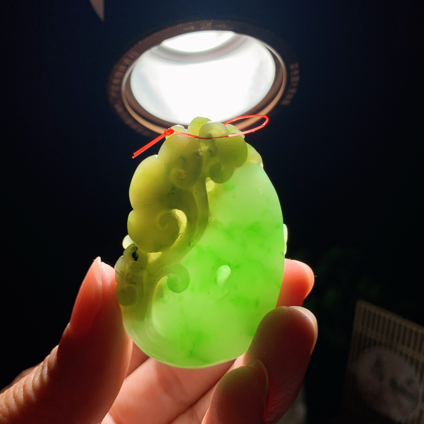 和田玉苹果绿俄罗斯碧玉花开富贵挂件 尺寸50/33/11重31.5克，玉质细腻油润 底色纯净 脂粉好，品质好！lt260330