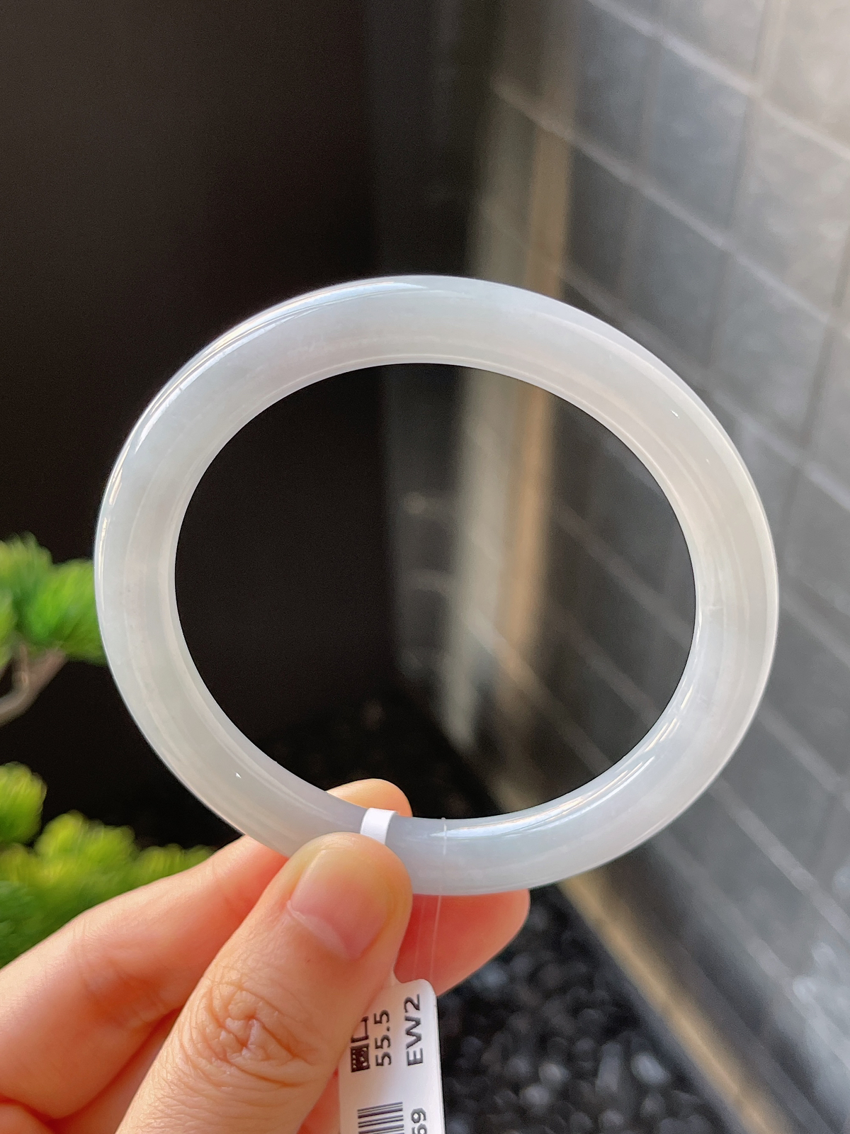 圆镯55.5圈口，翡翠糯化种白色手镯