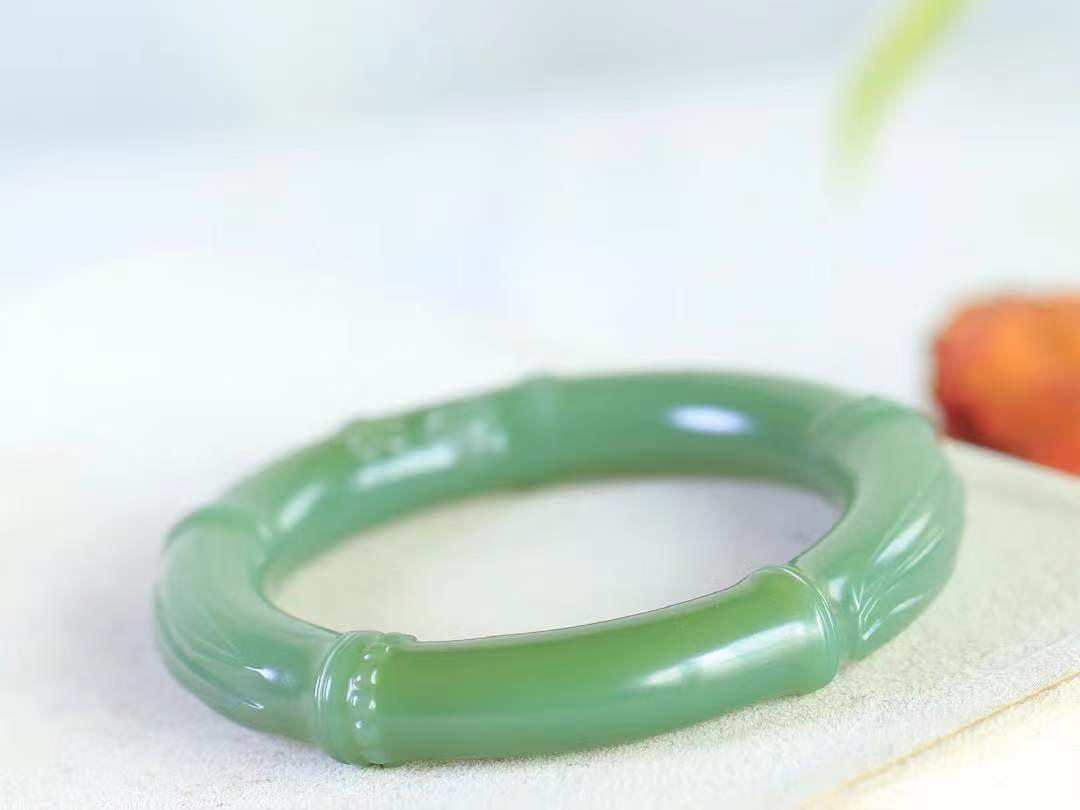 【节节高升.手镯】

精品和田玉碧玉竹手镯，玉质温润细腻，苏工精雕竹节，竹子品德高尚，生而有节，象