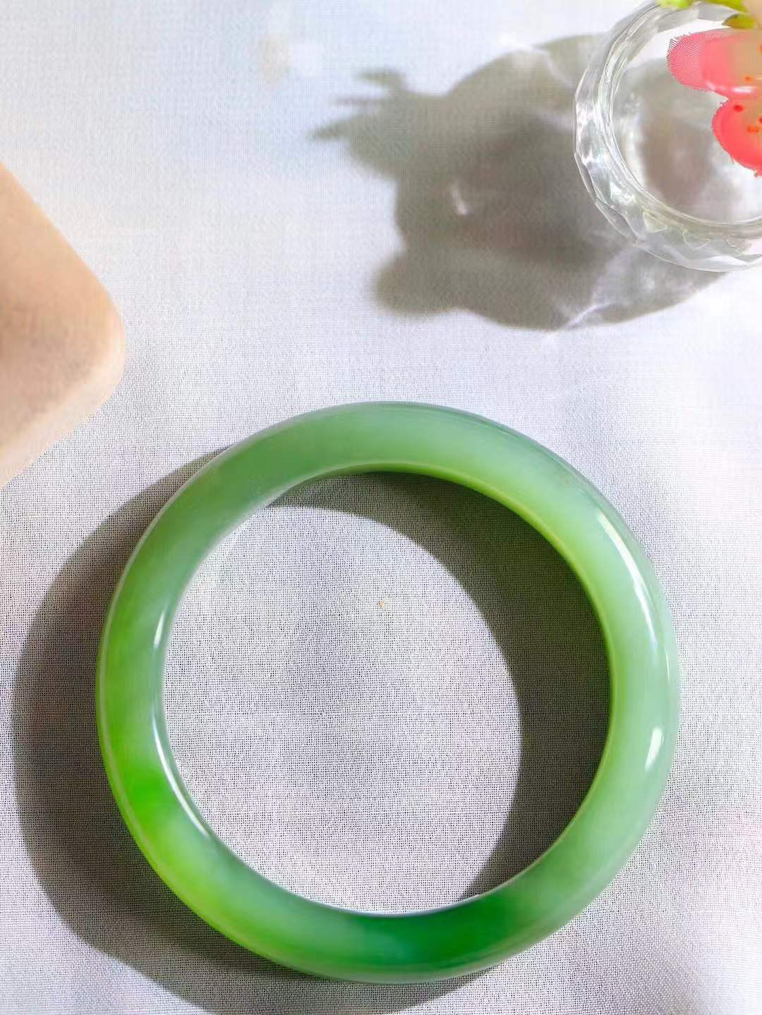 【温润如心.镯】

精品和田玉碧玉猫眼手镯，精选上等碧玉料，色泽清透，质地细腻。佩戴它，感受千年玉文化的温润与优雅，愿它为您带来平安与幸福。重57.8克  尺寸59-11.6-9.2mm  10353111A