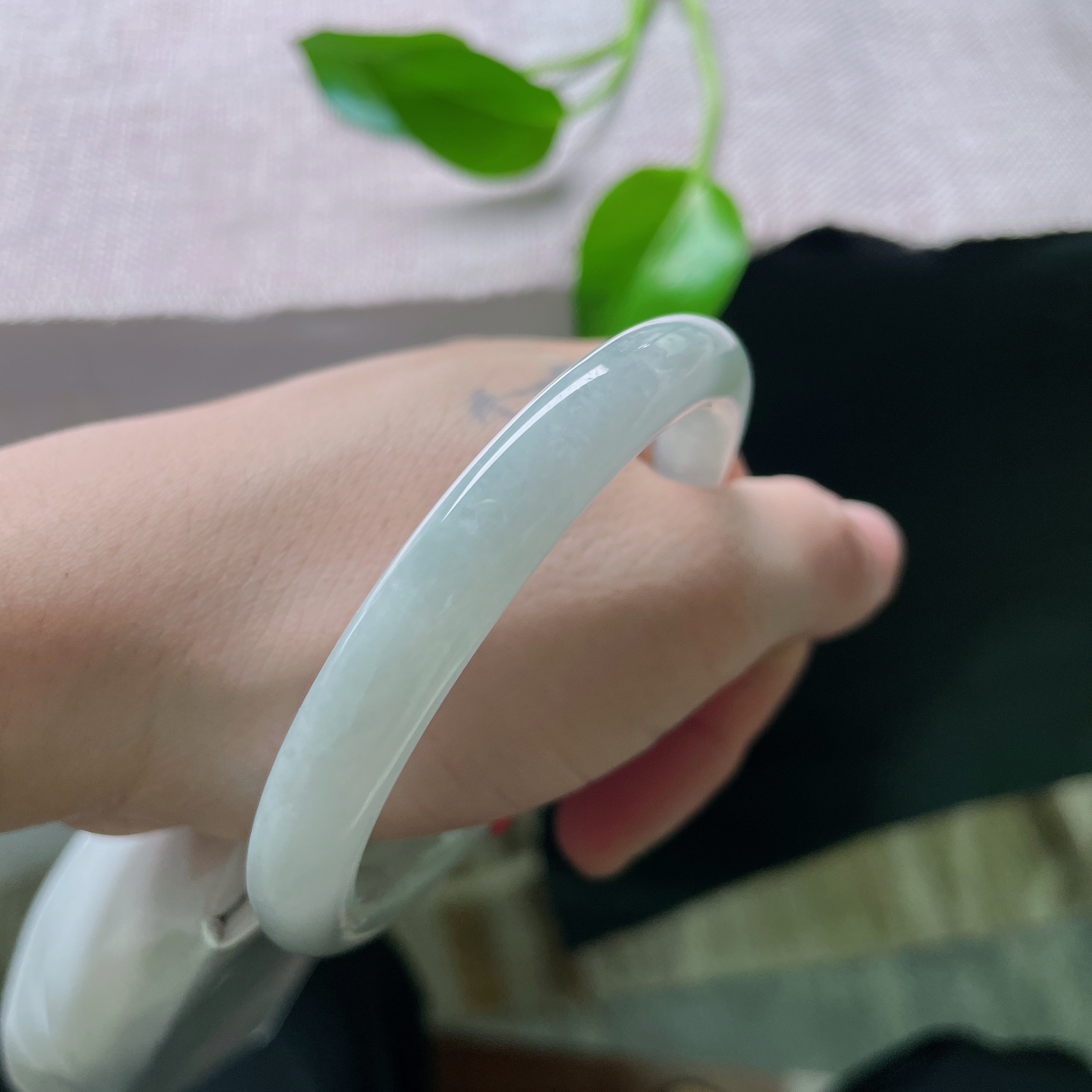 55.1/8.3，浅绿底圆条，水头好，质地莹润细腻，佩戴斯文秀美，无纹裂